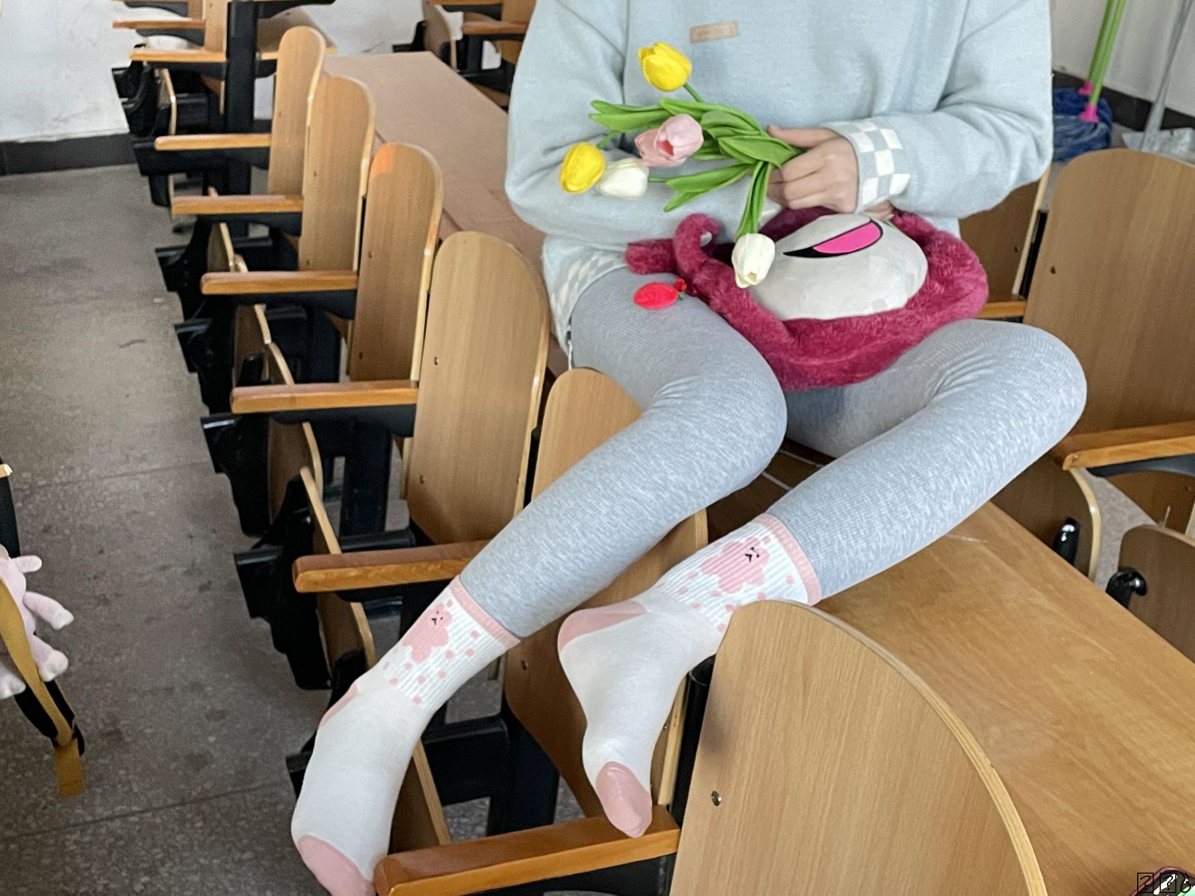 大学教室拍照，白棉袜，兔子袜子，五指袜，瑜伽裤，裸足[136P/164M]插图