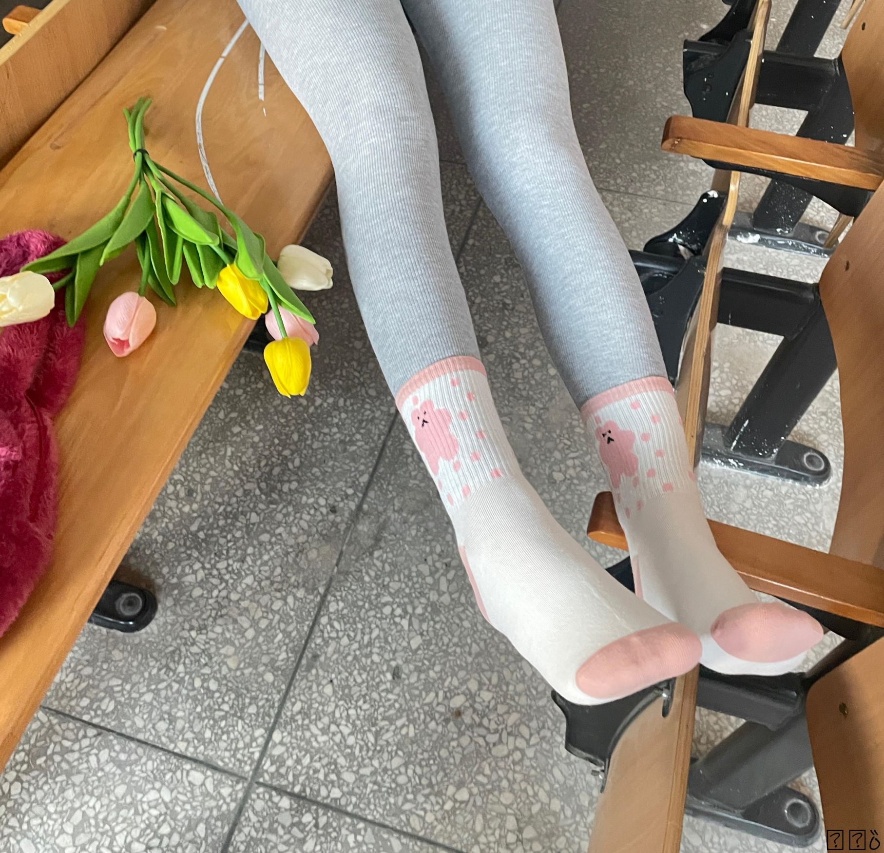 大学教室拍照，白棉袜，兔子袜子，五指袜，瑜伽裤，裸足[136P/164M]插图2