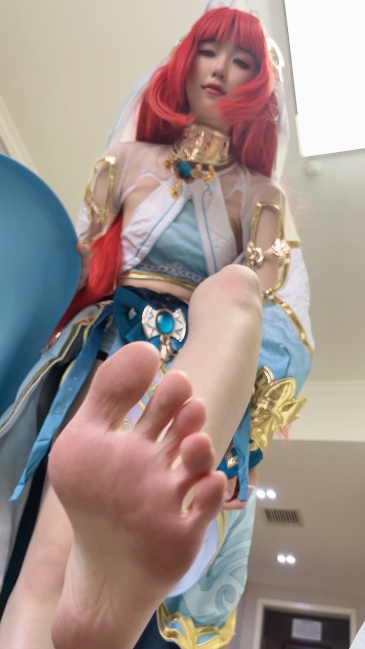 超美coser妮露小解解玉足把玩直拍+tk[35P/1V/1.16G]插图2