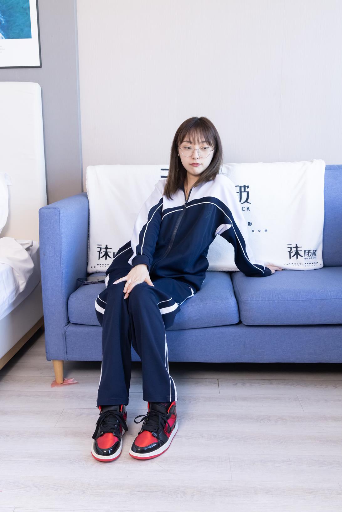 袜啵啵 稚予定制 校服白船袜裸足彩蛋糕剧情[150P/1V/6.45G]插图2