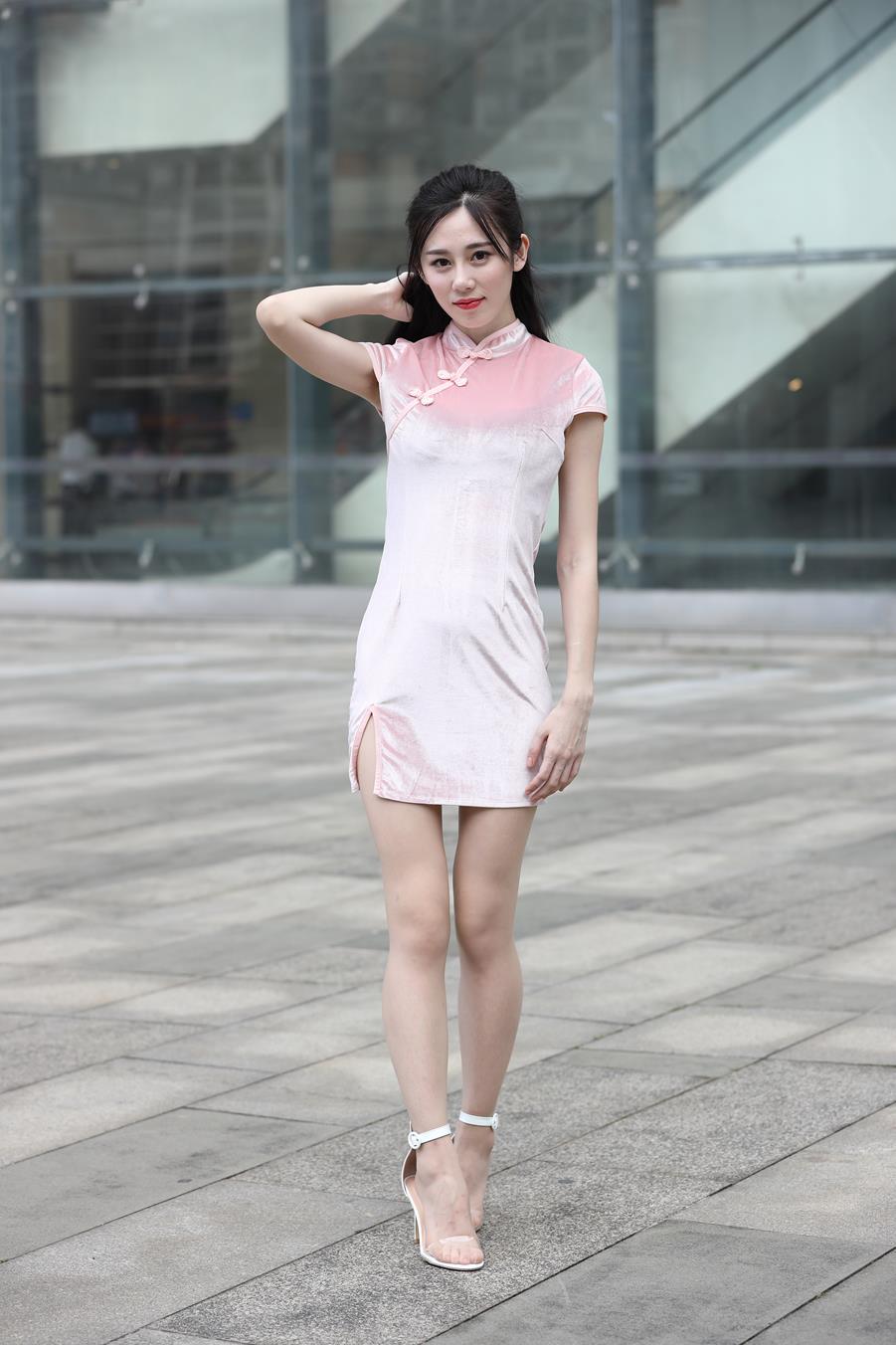 魔镜街拍粉色连衣裙妹字肉丝凉高跟[185P/4V/7.3G]插图3