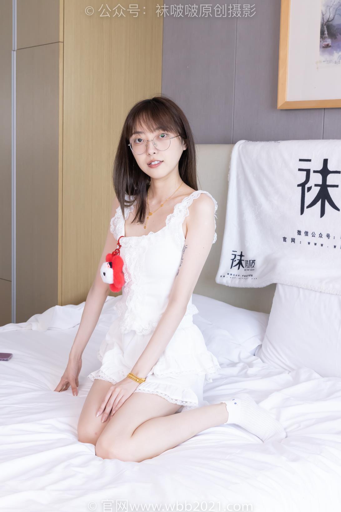 袜啵啵417期：稚予-板鞋、白棉袜、裸足、裸足部分脚底抹精油、脚部特写较多 [200P/1V/6.78G]插图4