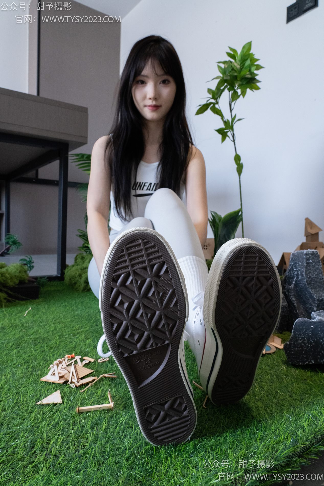 甜予摄影完整版-104期：璇璇-帆布鞋、白棉袜、裸足、小人国剧情 [132P/2V/10G]插图5