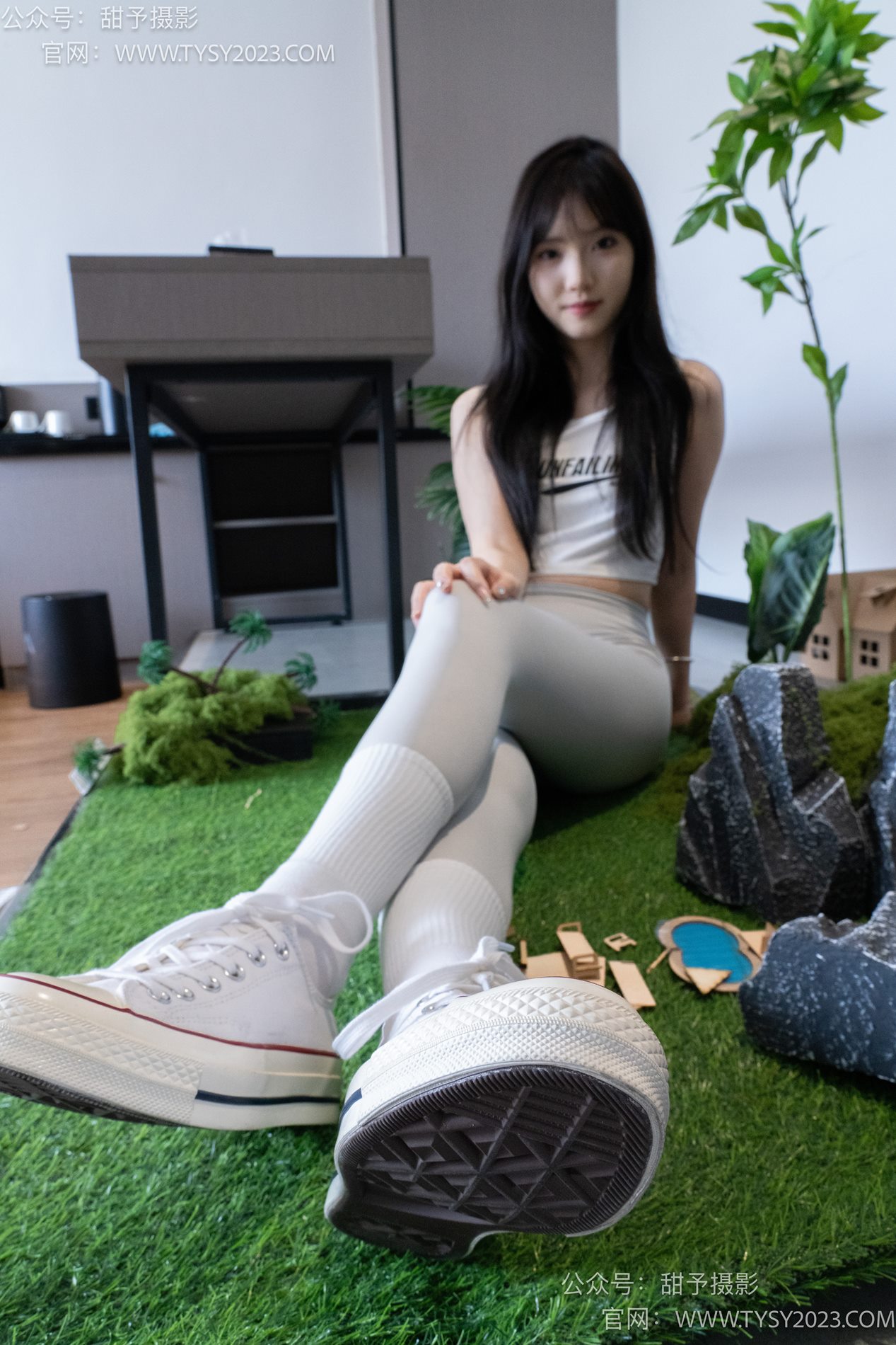 甜予摄影完整版-104期：璇璇-帆布鞋、白棉袜、裸足、小人国剧情 [132P/2V/10G]插图2