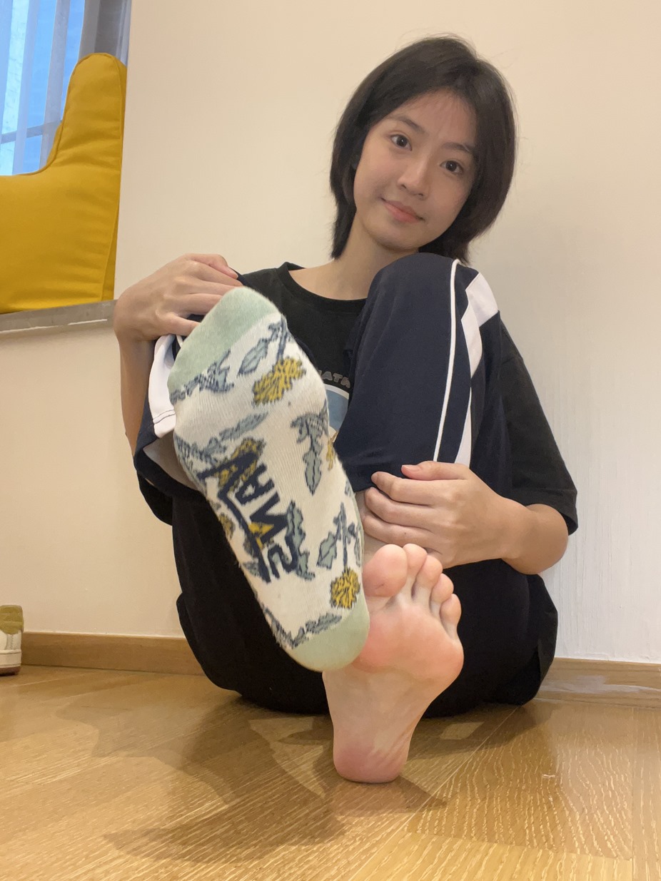 真实大二妹字居家嫩脚自拍完美露脸[136P/1V/2.14G]插图1