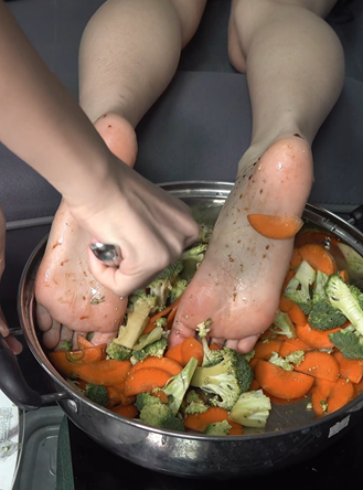 贞贞的食物美脚最后翻炒出锅香极了[1V/902M]插图8