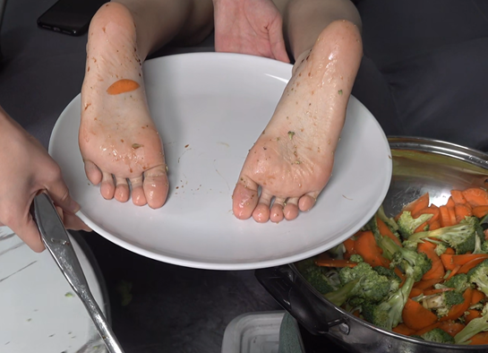 贞贞的食物美脚最后翻炒出锅香极了[1V/902M]插图4