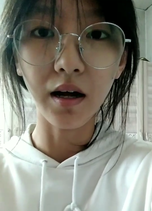 套路反差眼镜妹生活照露脸展示脚底身材[14P/21V/354M]插图