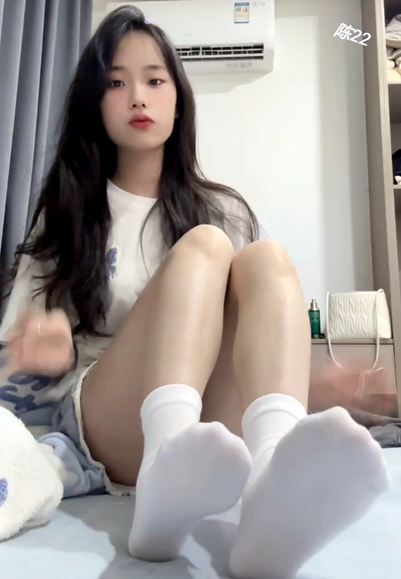 高颜值小解解沉鱼自拍定制[21V/1.55G]插图