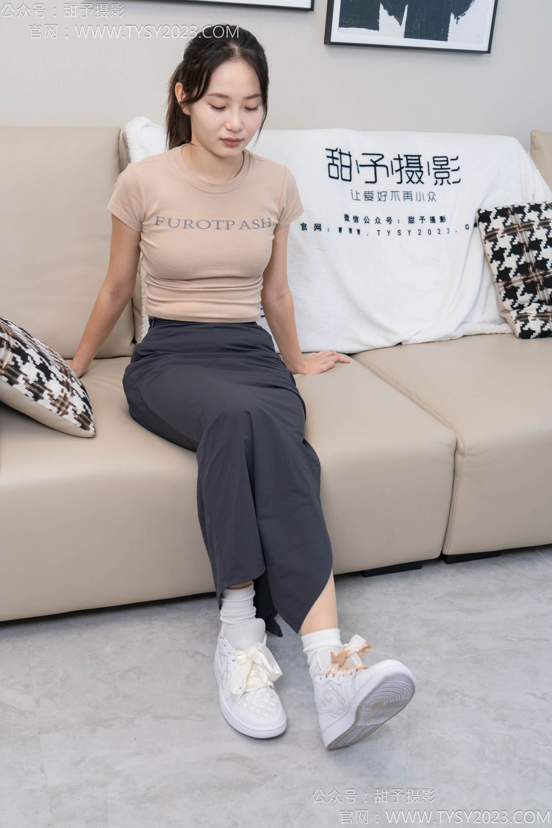 甜予摄影 NO.114 思思-板鞋、白棉袜、肉丝（脚尖微加固款）[130P/2V/10.14GB]插图1