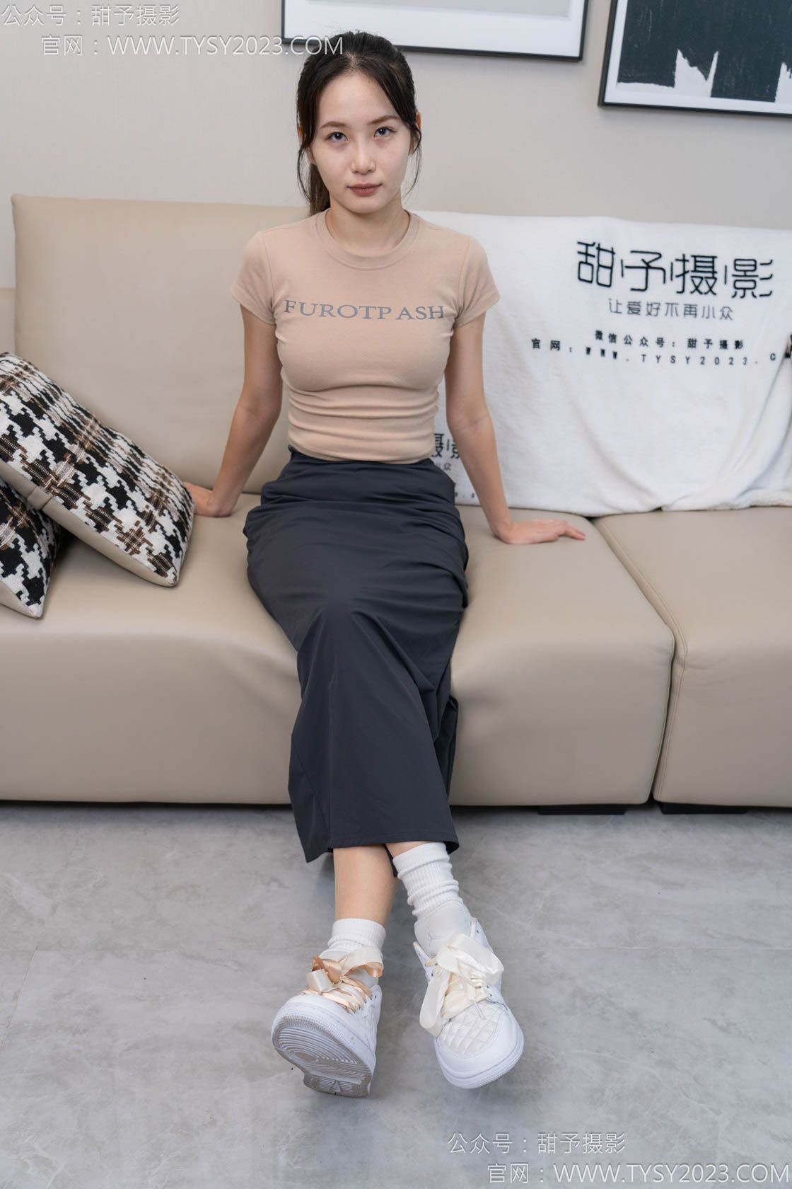 甜予摄影 NO.114 思思-板鞋、白棉袜、肉丝（脚尖微加固款）[130P/2V/10.14GB]插图2