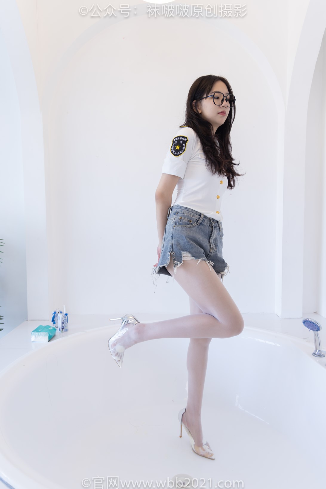 袜啵啵433期：小甜豆-透明高跟、白丝（脚尖透明款）、穿鞋往鞋里倒酸奶剧情 [154P/1V/6.27G]插图