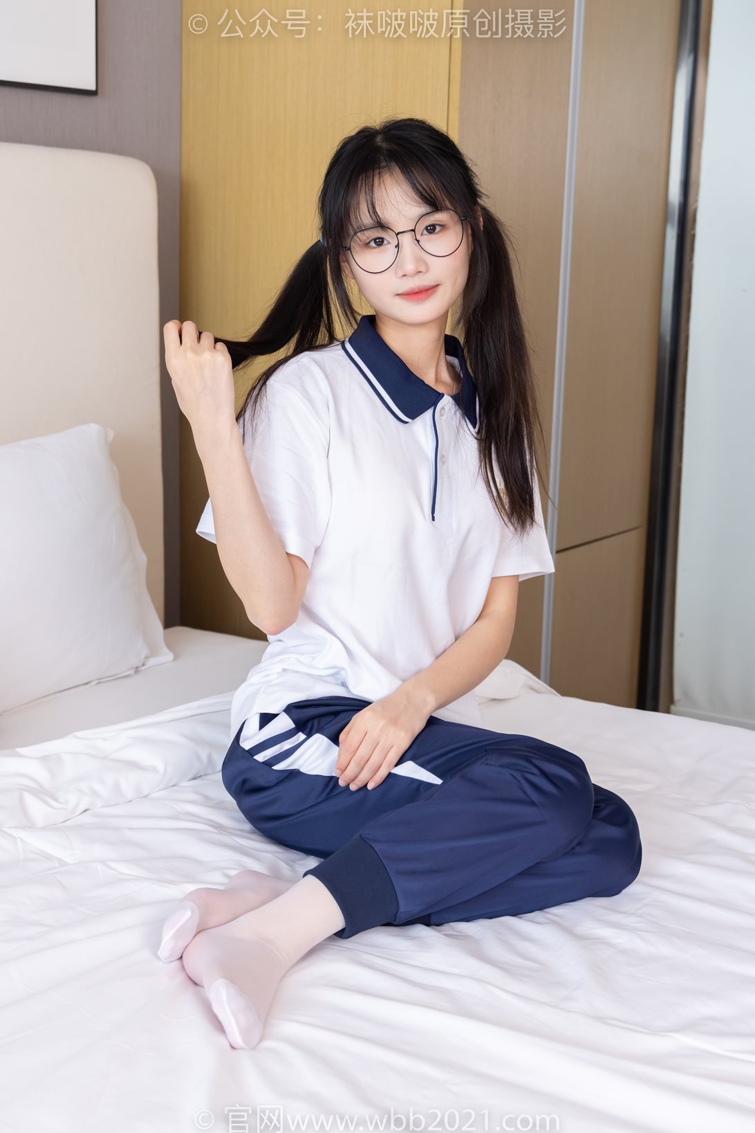 袜啵啵446期：甜甜圈-板鞋、白棉袜、白丝（脚尖加固款）、校服裤里丝 [150P/1V/6.09G]插图1