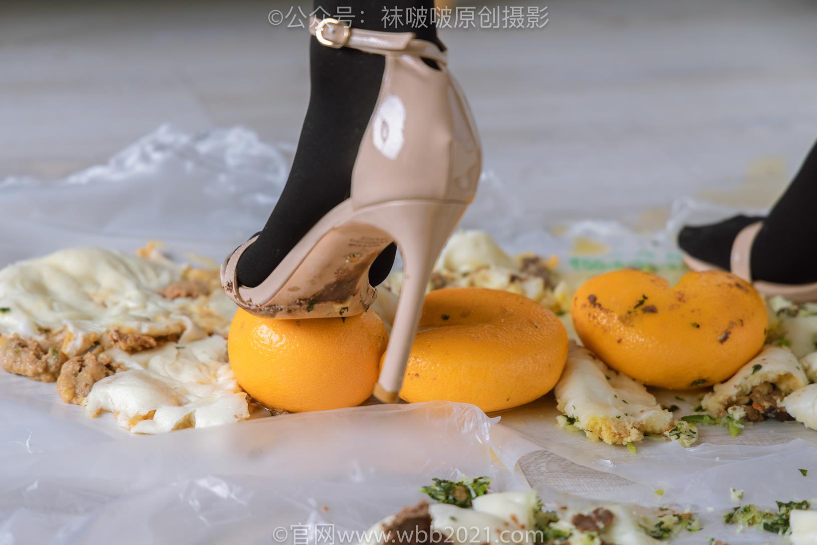 袜啵啵459期花絮：小甜豆-高跟凉鞋、厚黑丝、穿鞋踩包子和橘子剧情 [150P/1V/9.05G]插图6