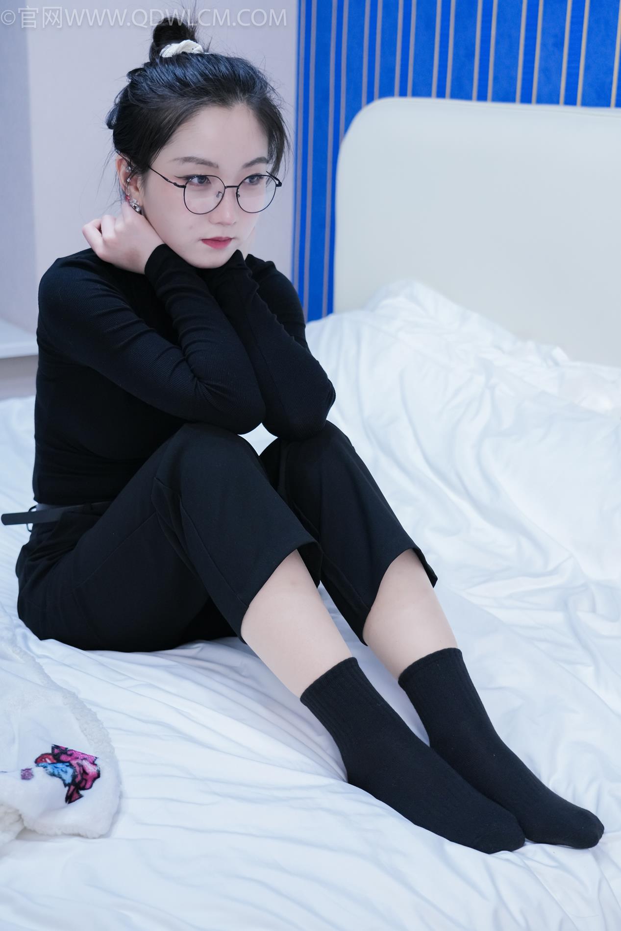 勿恋传媒2164期：川川-板鞋、黑棉袜、肉丝（脚尖透明款、裤里丝）[151P/1V/5.67G]插图1