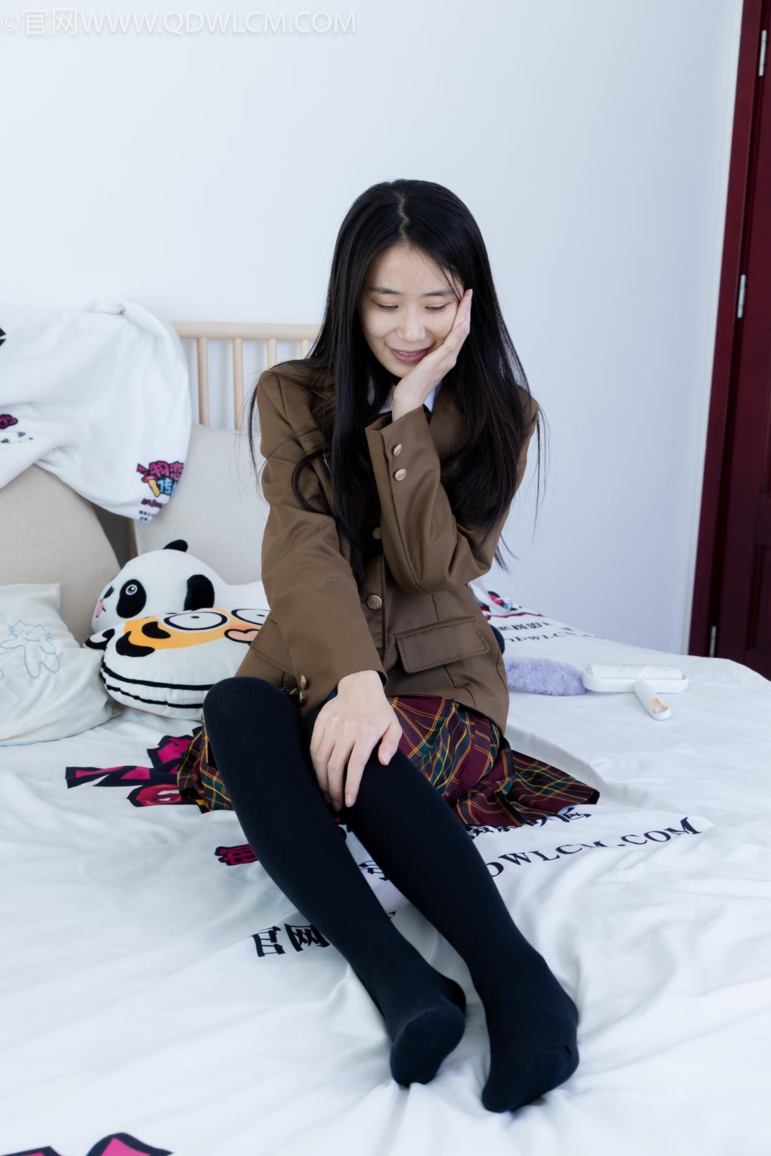 勿恋传媒2188期：菜菜-皮鞋、黑色过膝棉袜、皮筋绑脚老头乐挠脚剧情[154P/1V/3.82G]插图7