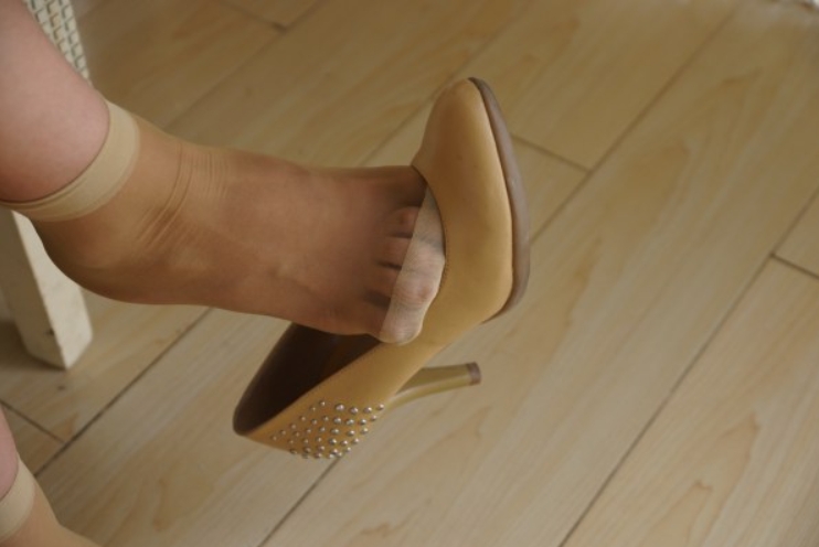 原创丝族视频出品 自从参加工作后丝袜高跟鞋就是我的标配[1V/1.25G]插图1