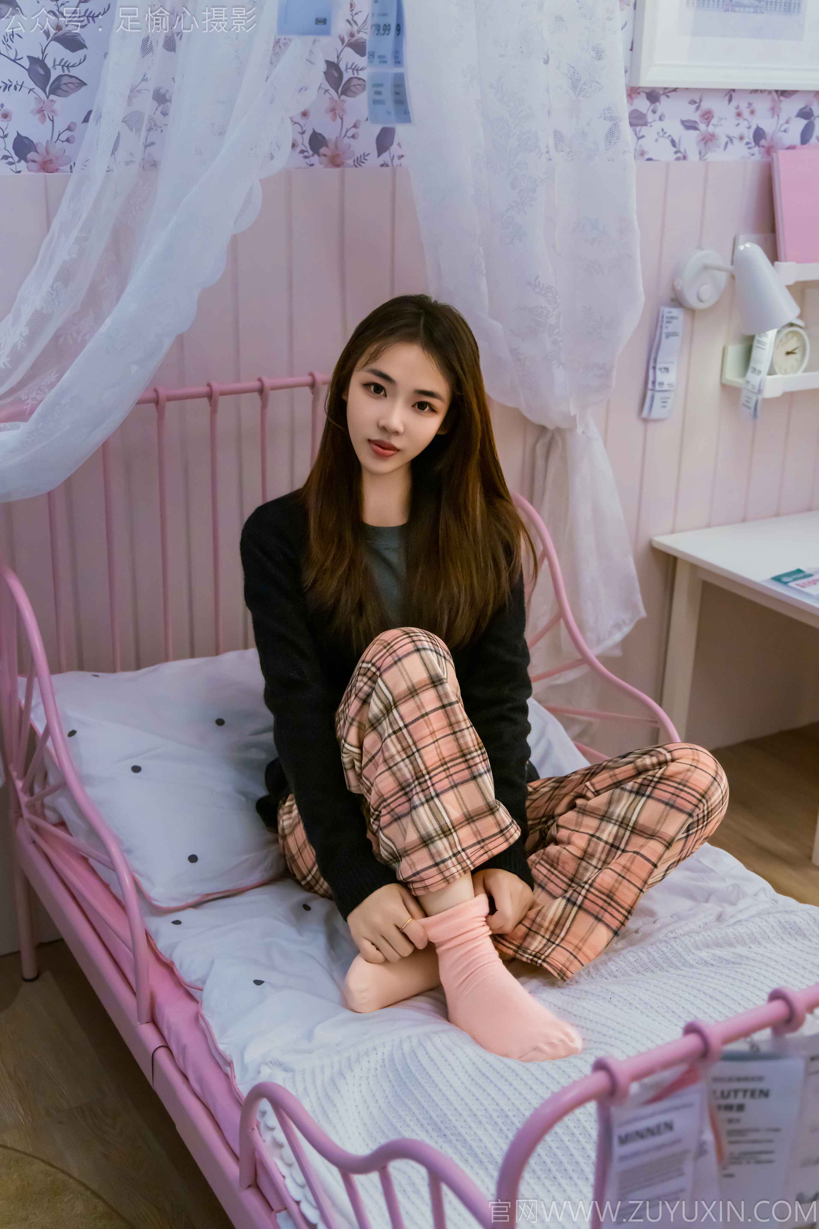 足愉心摄影第32期：模特软软（搭配：黑色外套、黄色格子长裤、毛绒拖鞋、粉色棉袜、裸足）[120P/2V/11.4G]插图