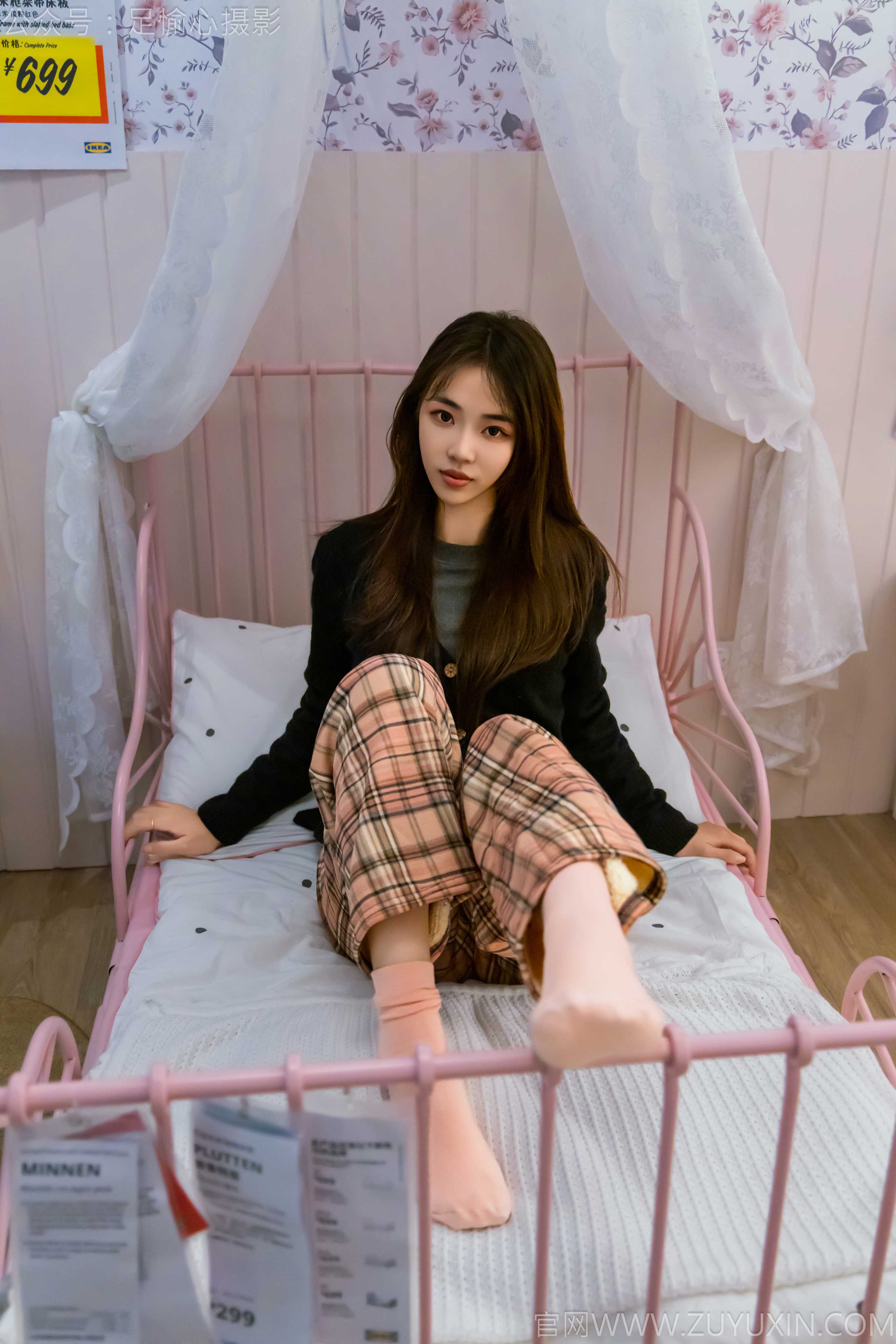 足愉心摄影第32期：模特软软（搭配：黑色外套、黄色格子长裤、毛绒拖鞋、粉色棉袜、裸足）[120P/2V/11.4G]插图1