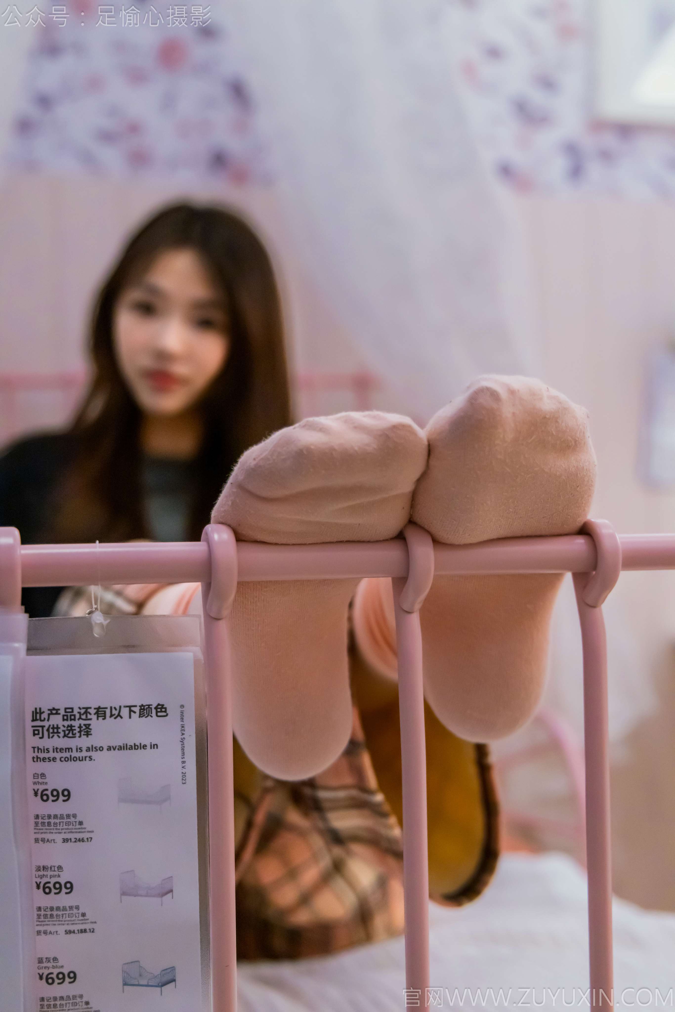 足愉心摄影第32期：模特软软（搭配：黑色外套、黄色格子长裤、毛绒拖鞋、粉色棉袜、裸足）[120P/2V/11.4G]插图2