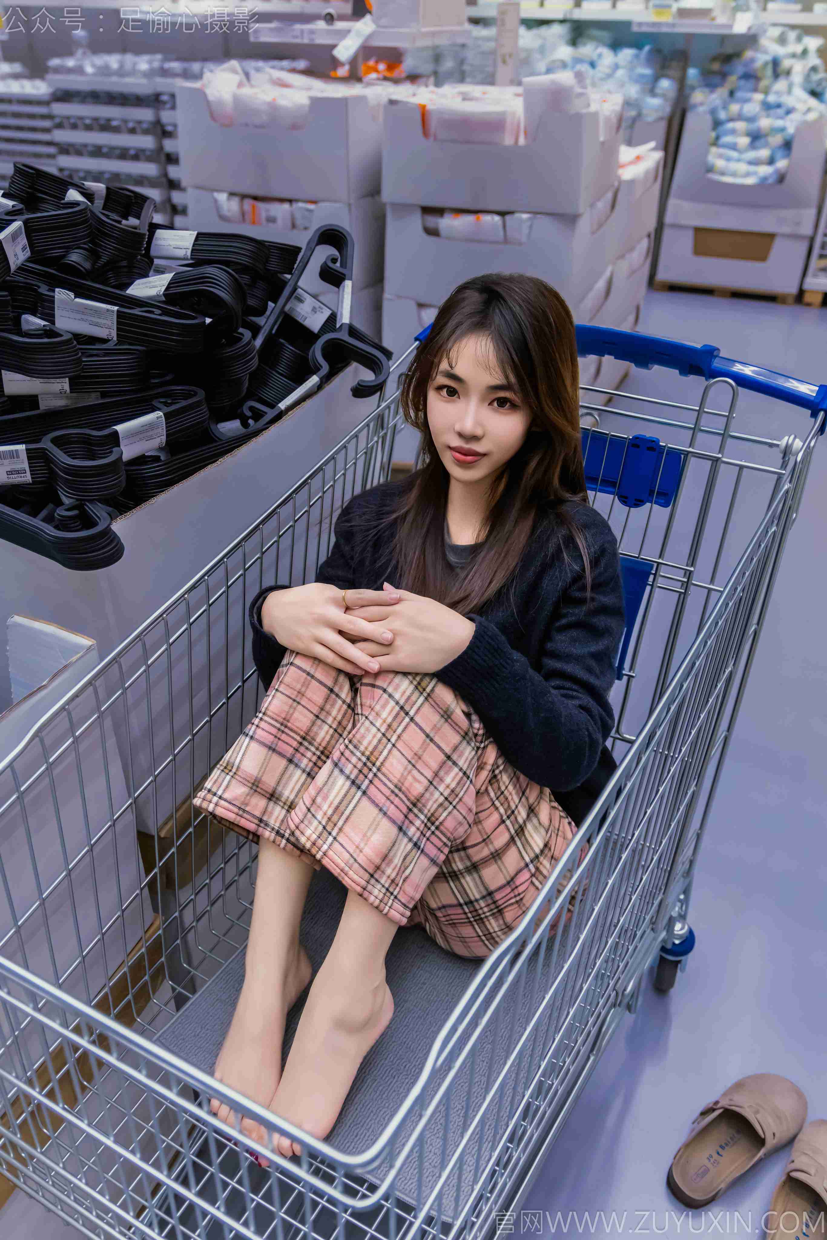 足愉心摄影第32期：模特软软（搭配：黑色外套、黄色格子长裤、毛绒拖鞋、粉色棉袜、裸足）[120P/2V/11.4G]插图7