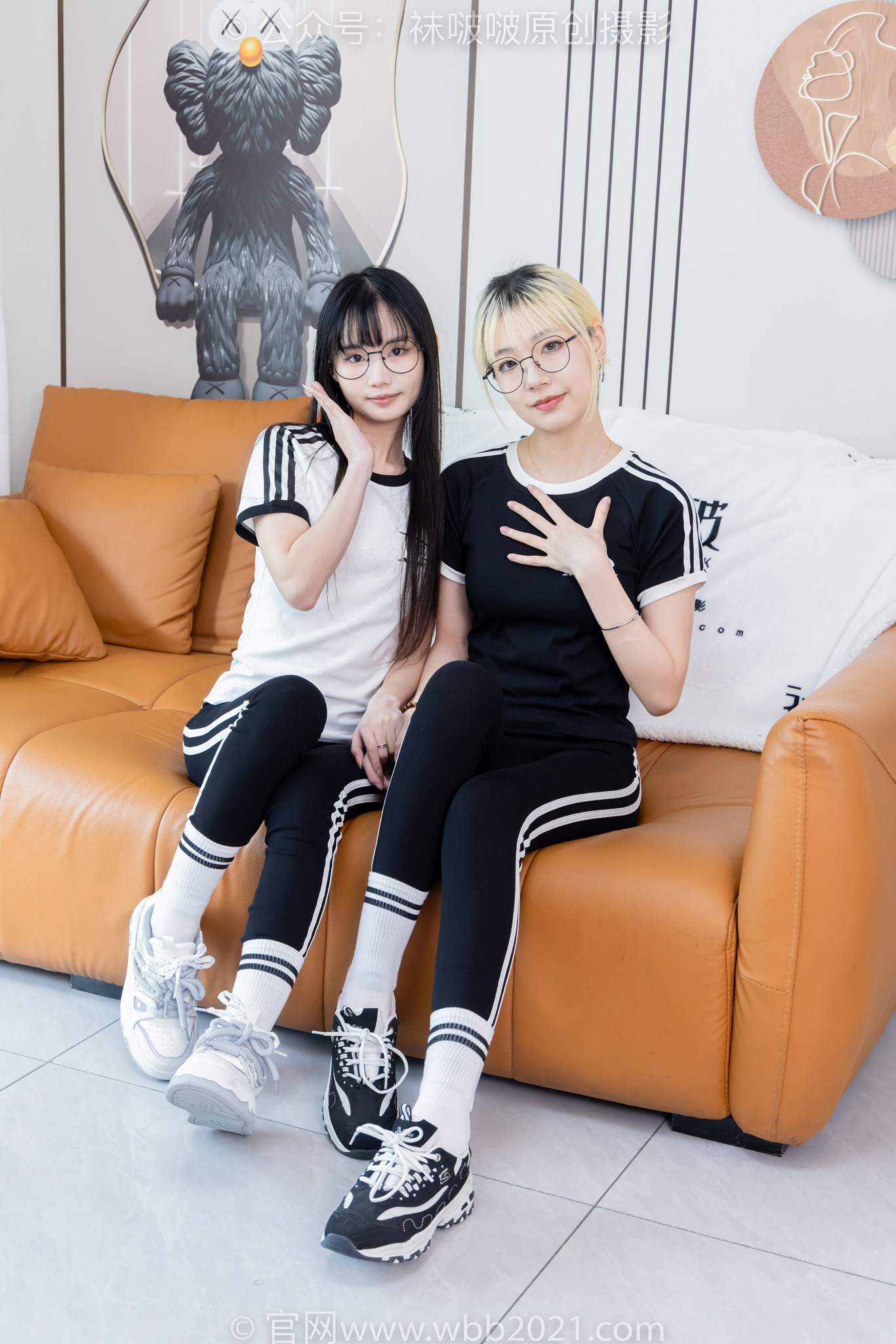 袜啵啵555期：小甜豆甜甜圈-板鞋、运动鞋、白棉袜、裸足、互相用手和羽毛挠脚剧情[154P/1V/7.17G]插图8