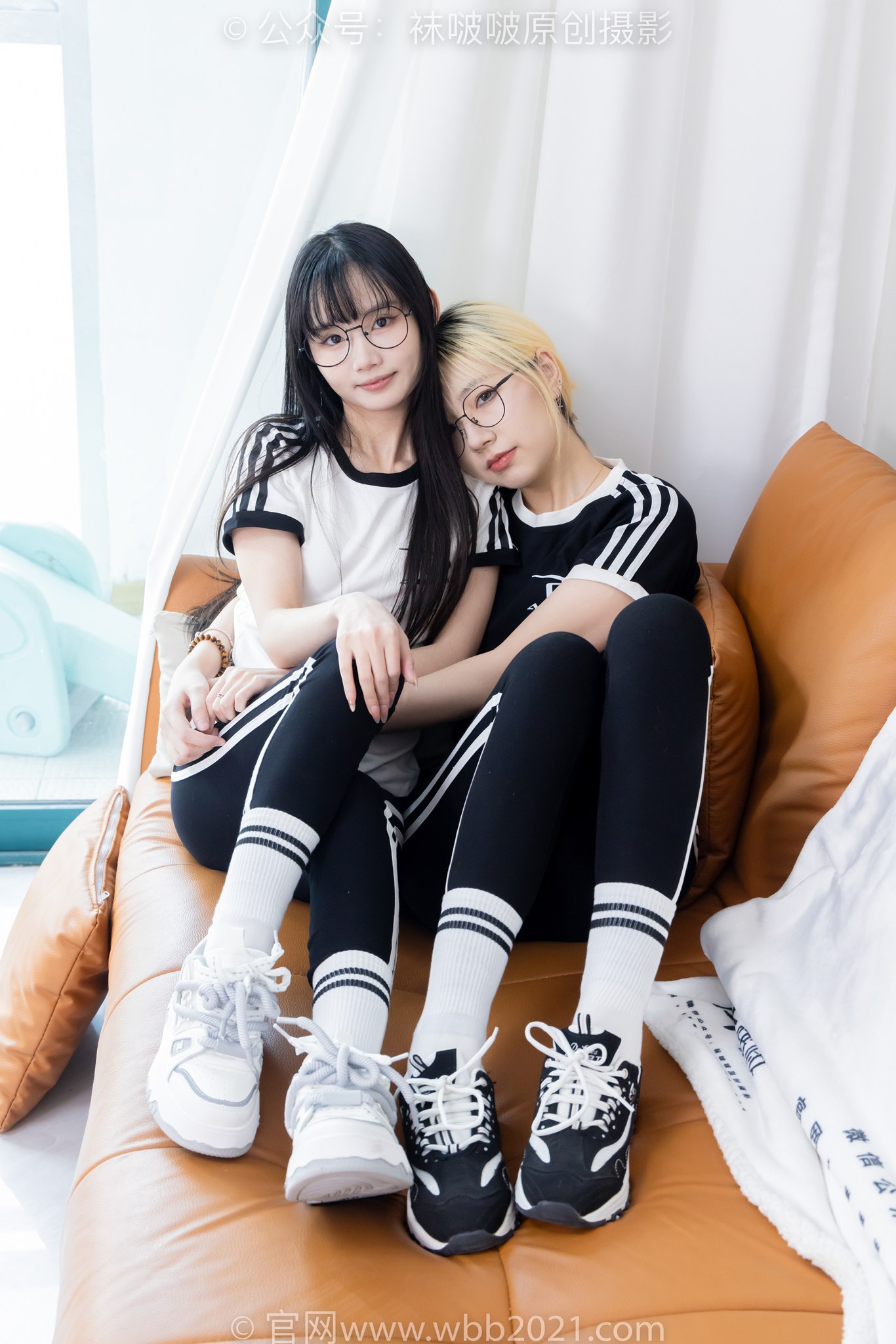 袜啵啵555期：小甜豆甜甜圈-板鞋、运动鞋、白棉袜、裸足、互相用手和羽毛挠脚剧情[154P/1V/7.17G]插图5