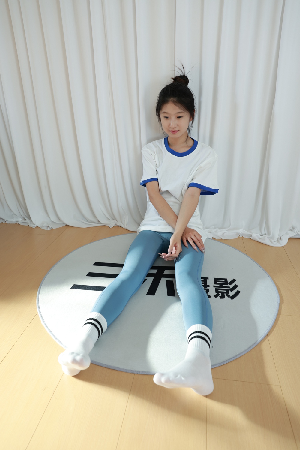 三禾摄影297期 小涵瑜伽裤白棉袜[422P/1V/3.73G]插图5