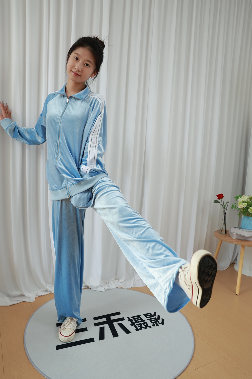 三禾摄影301期 小涵丝绒运动套装白棉袜裸足[337P/1V/2.64G]插图4