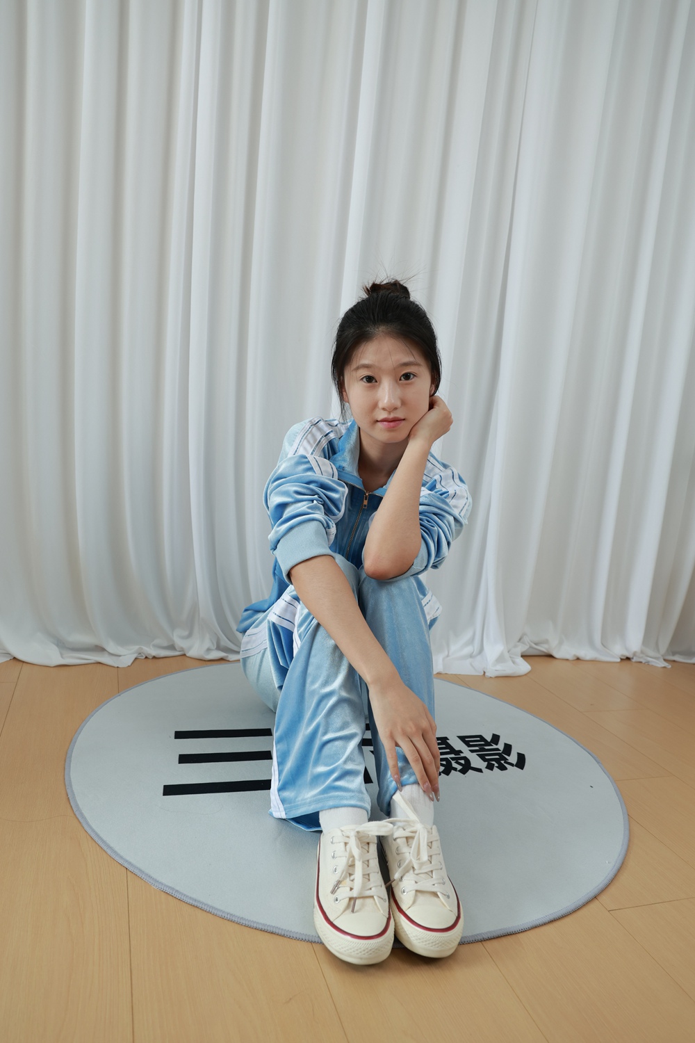 三禾摄影301期 小涵丝绒运动套装白棉袜裸足[337P/1V/2.64G]插图8