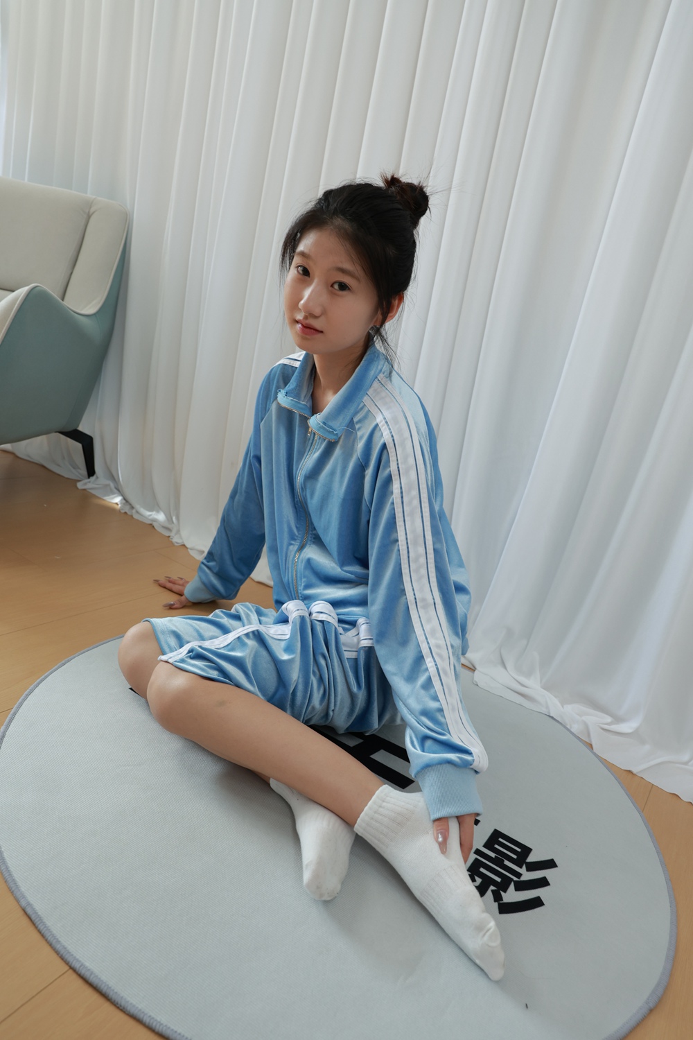 三禾摄影301期 小涵丝绒运动套装白棉袜裸足[337P/1V/2.64G]插图7