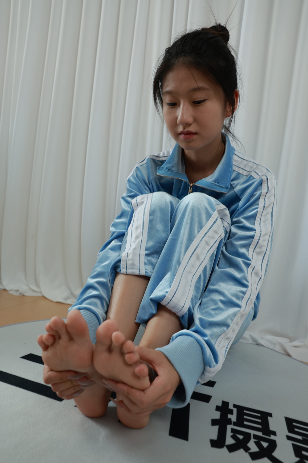 三禾摄影301期 小涵丝绒运动套装白棉袜裸足[337P/1V/2.64G]插图5