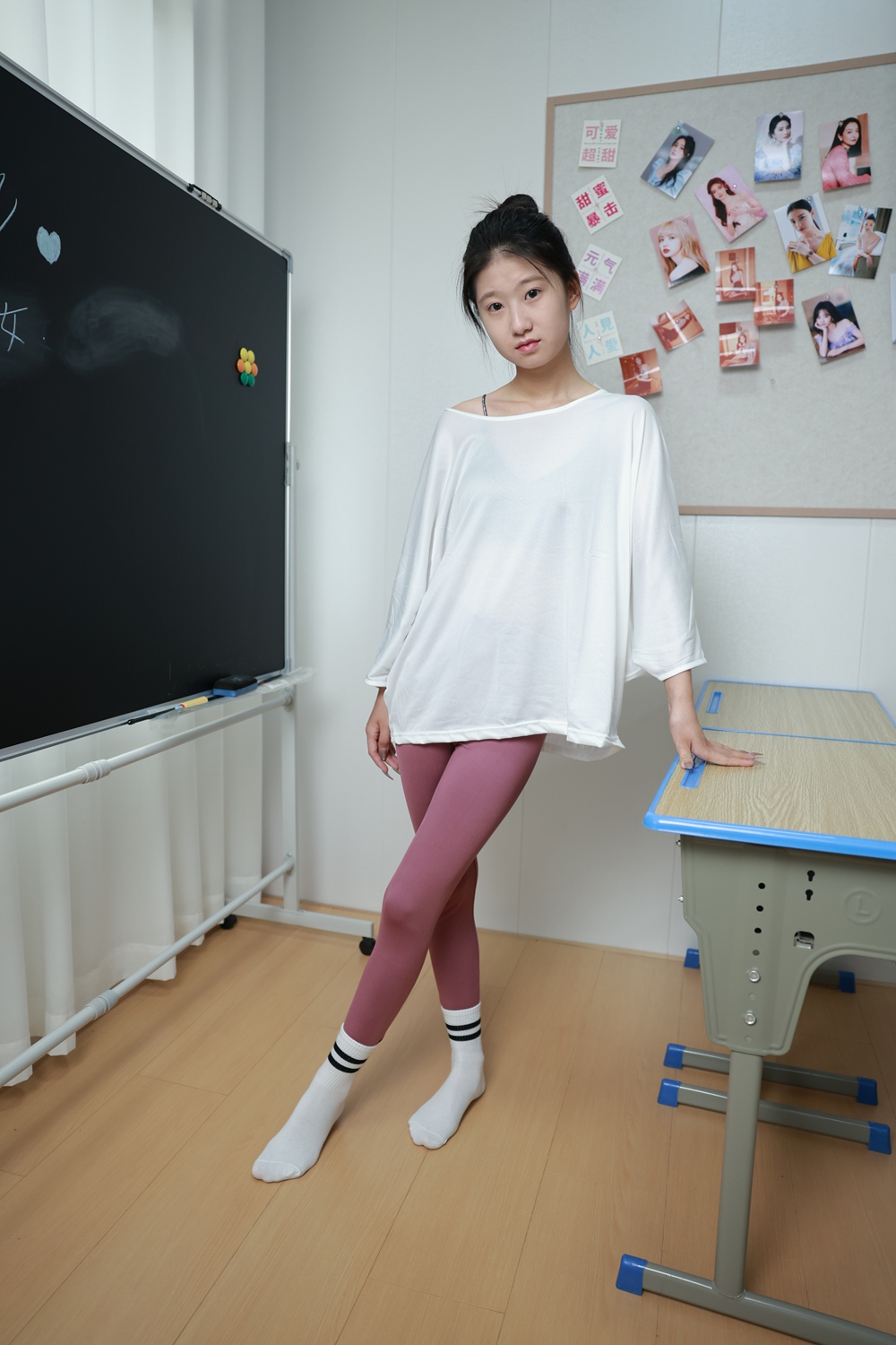 三禾摄影308期小涵粉色瑜伽裤白棉袜裸足[404P/1V/4G]插图4