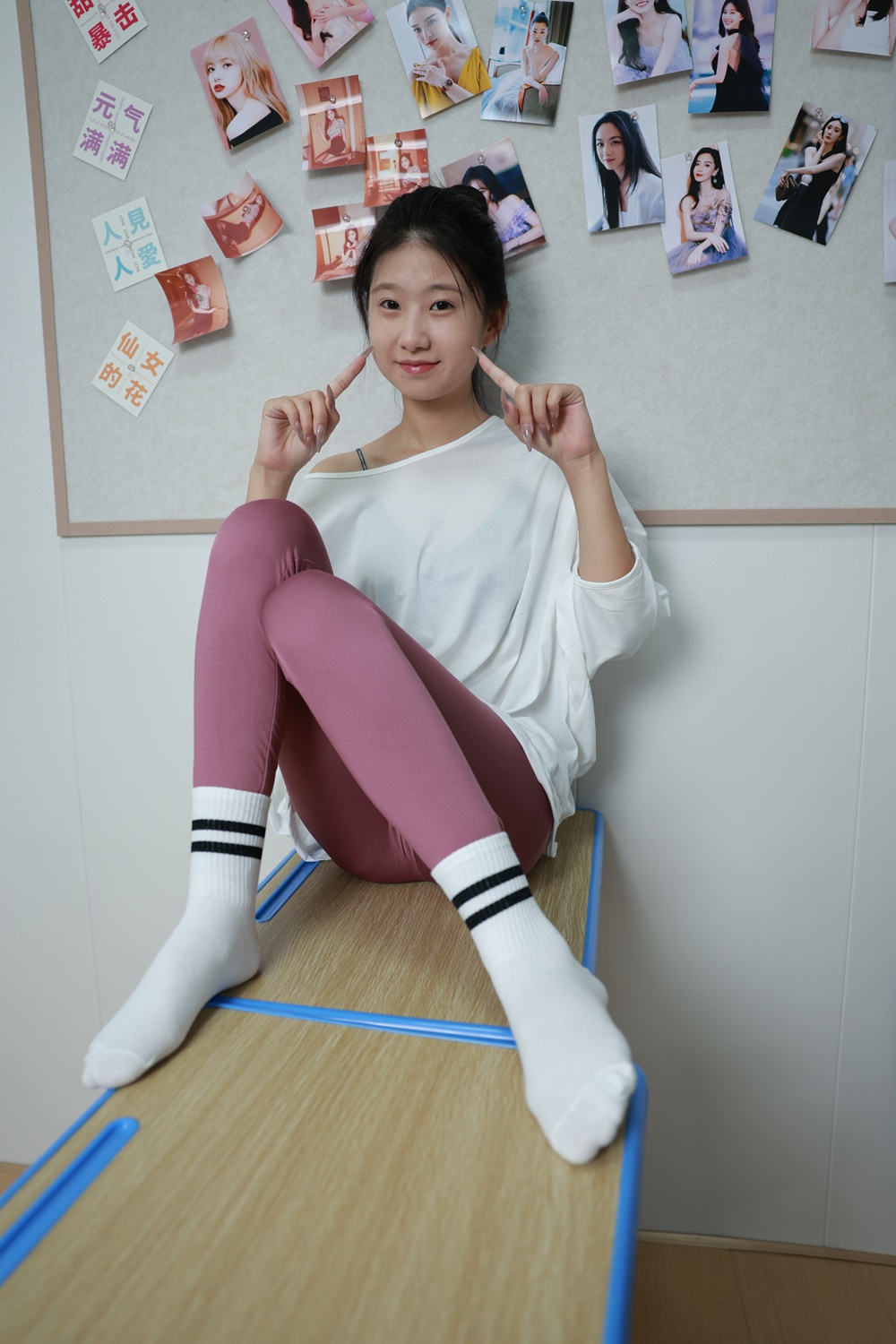 三禾摄影308期小涵粉色瑜伽裤白棉袜裸足[404P/1V/4G]插图