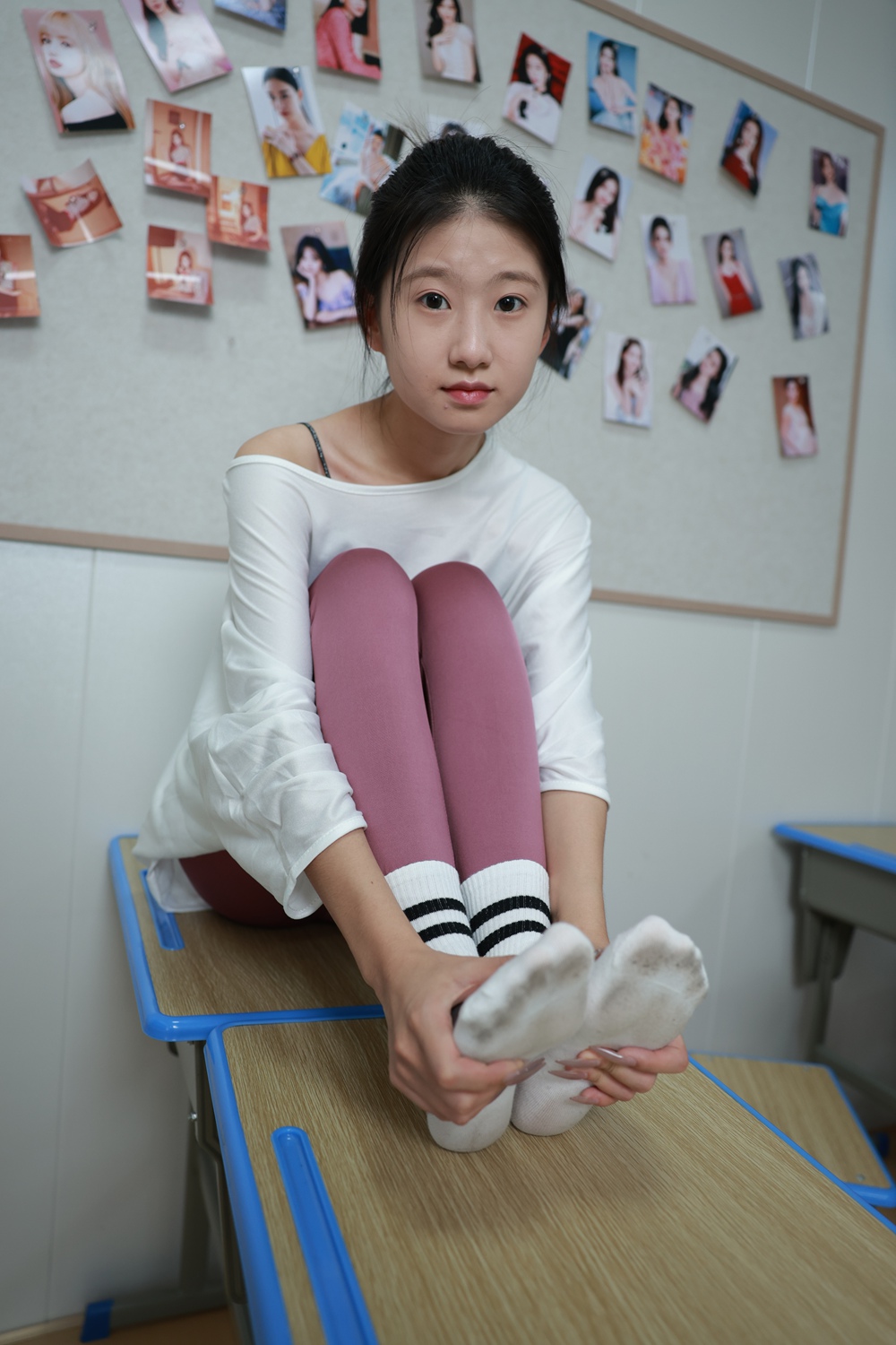 三禾摄影308期小涵粉色瑜伽裤白棉袜裸足[404P/1V/4G]插图6