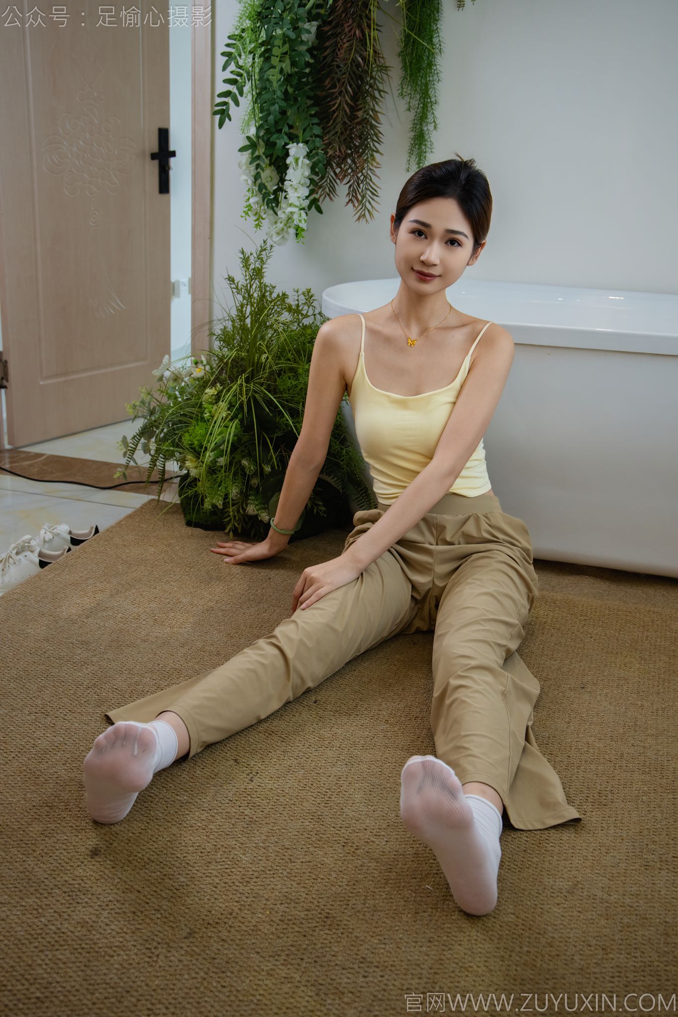 足愉心摄影 第52期：模特沐晴（搭配：白色吊带、棕色长裤、白色丝袜、运动鞋、裸足）[115P/2V/13.9G]插图7