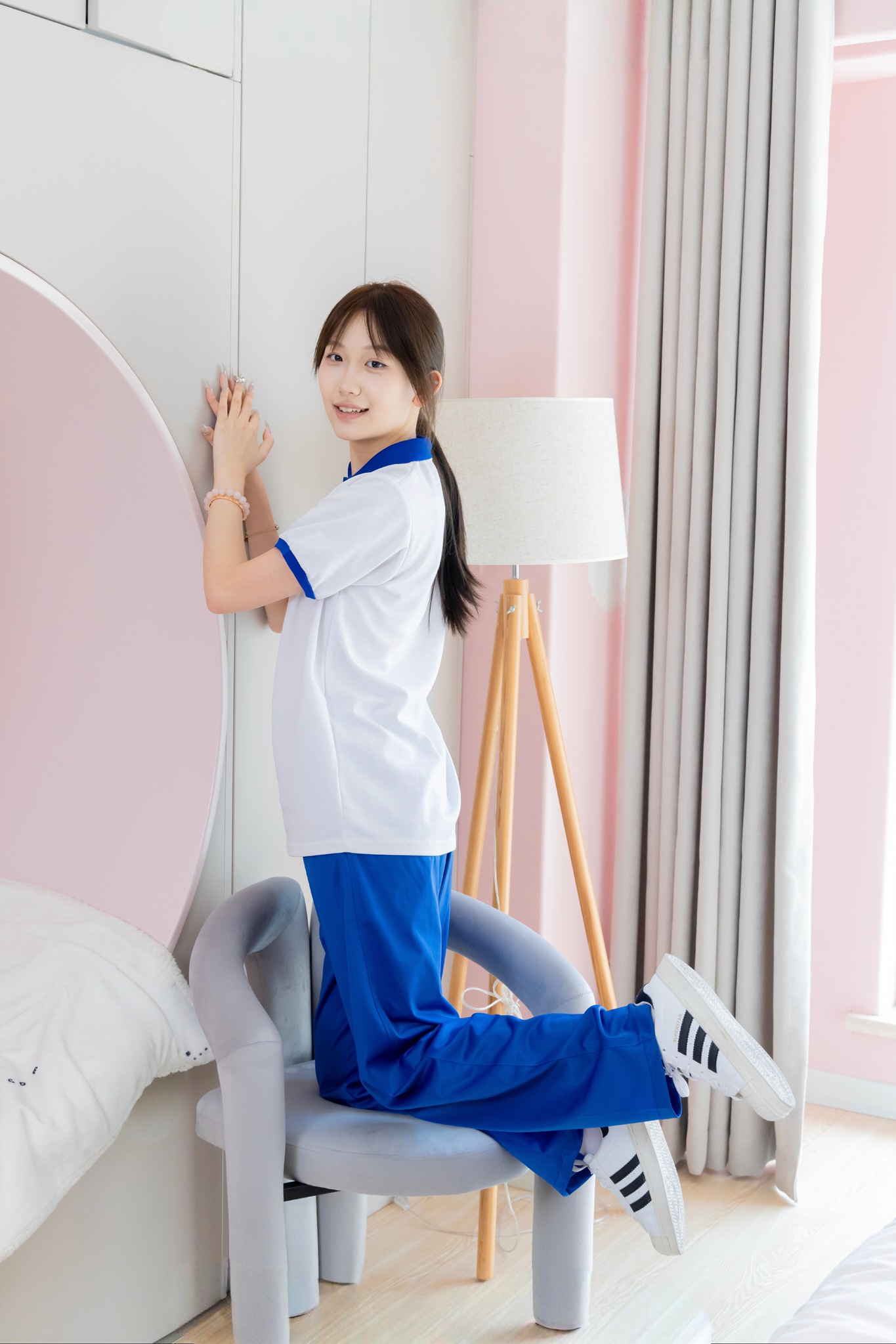 袜啵啵569期花絮版花絮版香菜-校服、板鞋、白棉袜、薄肉丝（脚尖加固款）[157P/1V/7.15G]插图