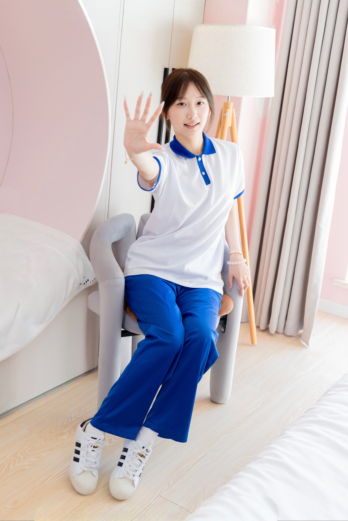 袜啵啵569期花絮版花絮版香菜-校服、板鞋、白棉袜、薄肉丝（脚尖加固款）[157P/1V/7.15G]插图2