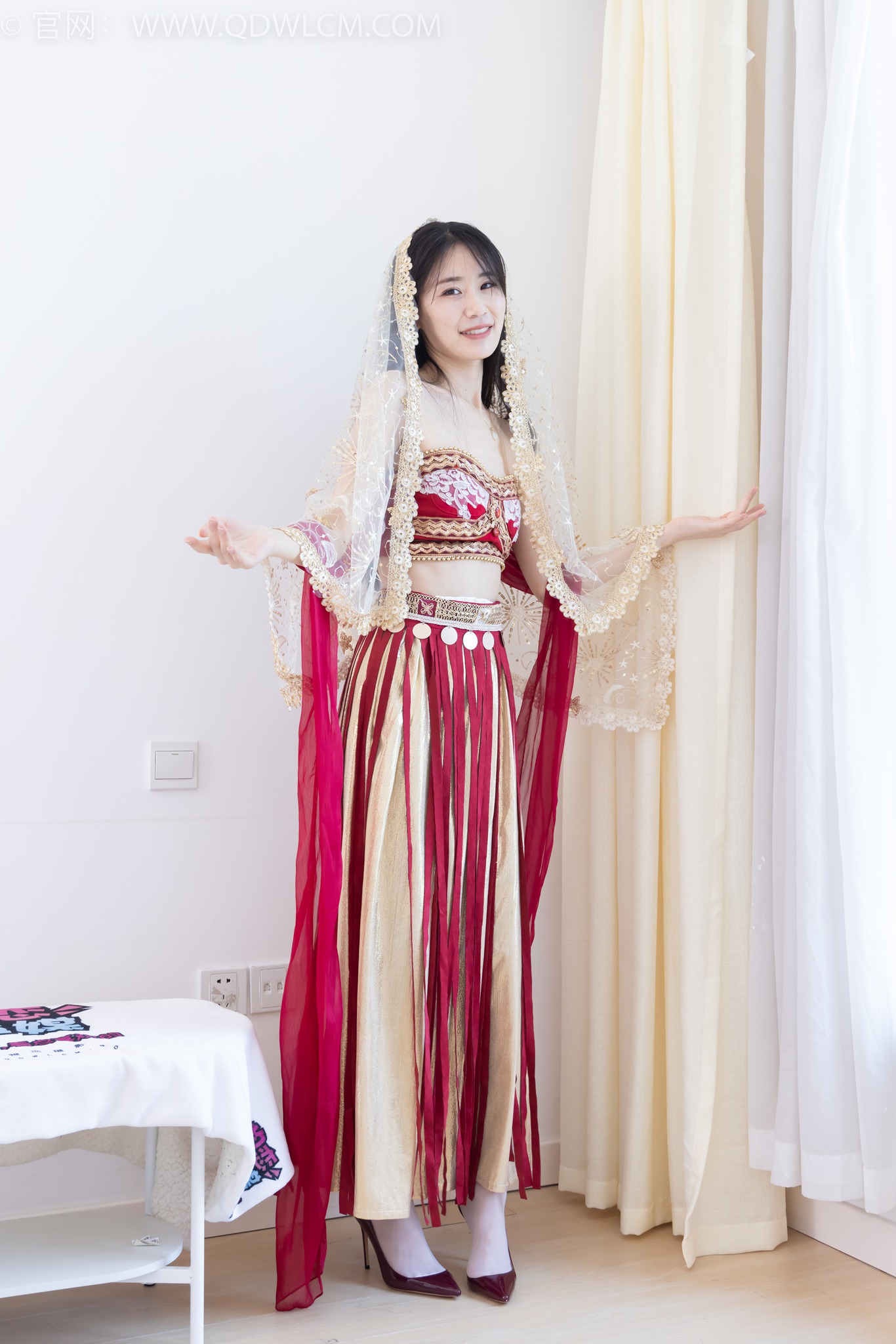 勿恋传媒 2472期 菜菜高跟鞋薄白丝脚尖加固裸足涂精油脚链切糕摆盘[265P/1V/5.23G]插图3