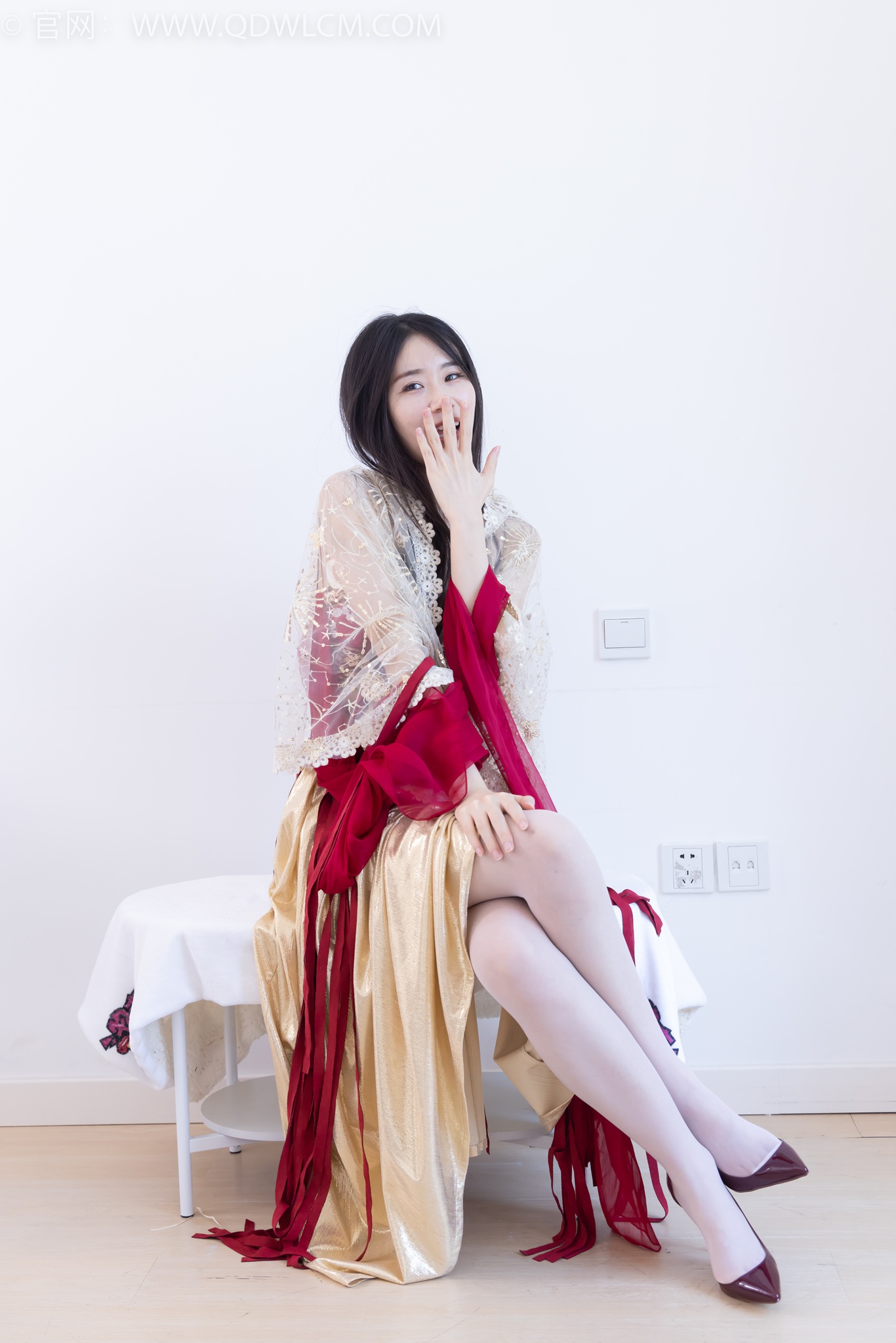 勿恋传媒 2472期 菜菜高跟鞋薄白丝脚尖加固裸足涂精油脚链切糕摆盘[265P/1V/5.23G]插图8