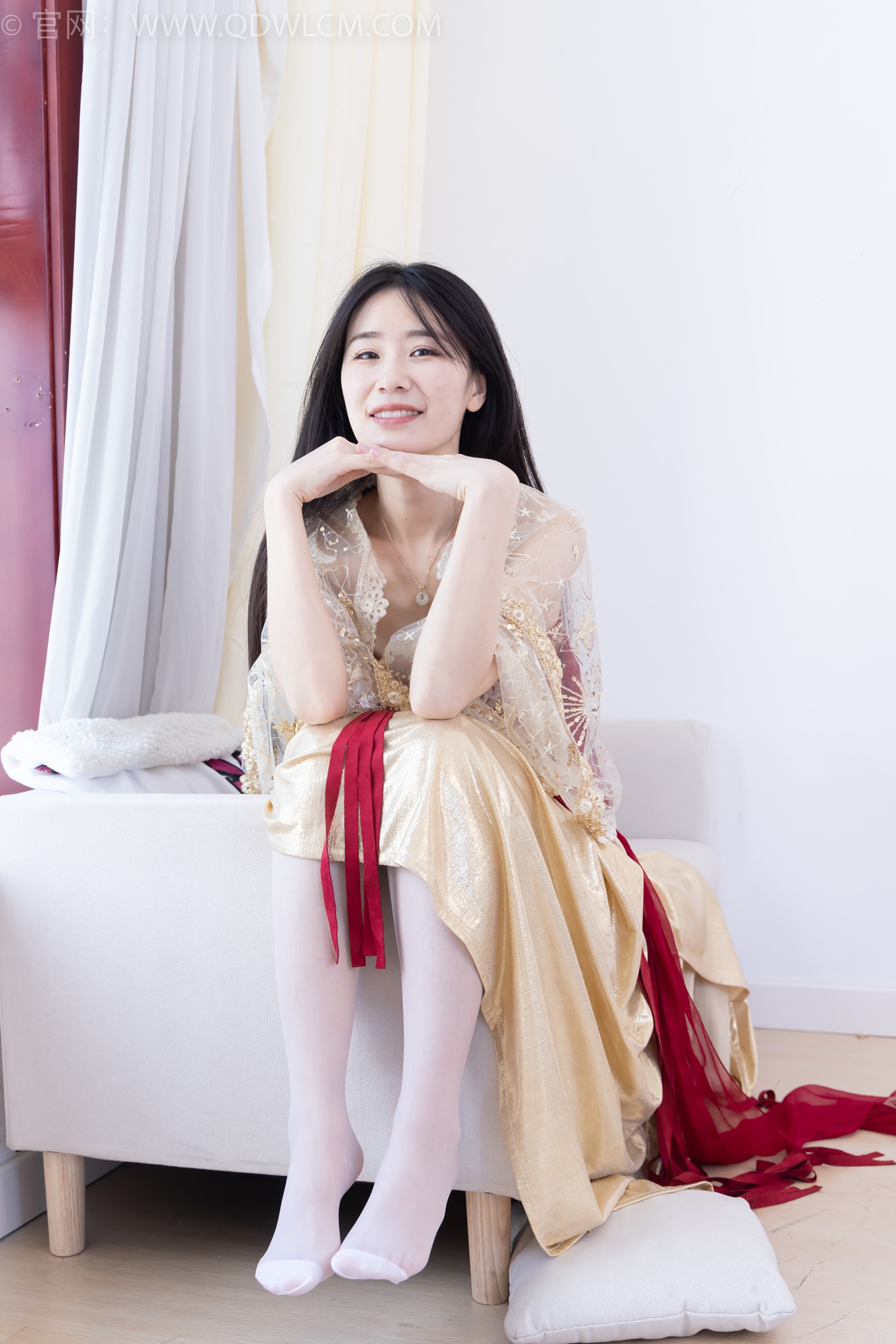 勿恋传媒 2472期 菜菜高跟鞋薄白丝脚尖加固裸足涂精油脚链切糕摆盘[265P/1V/5.23G]插图6