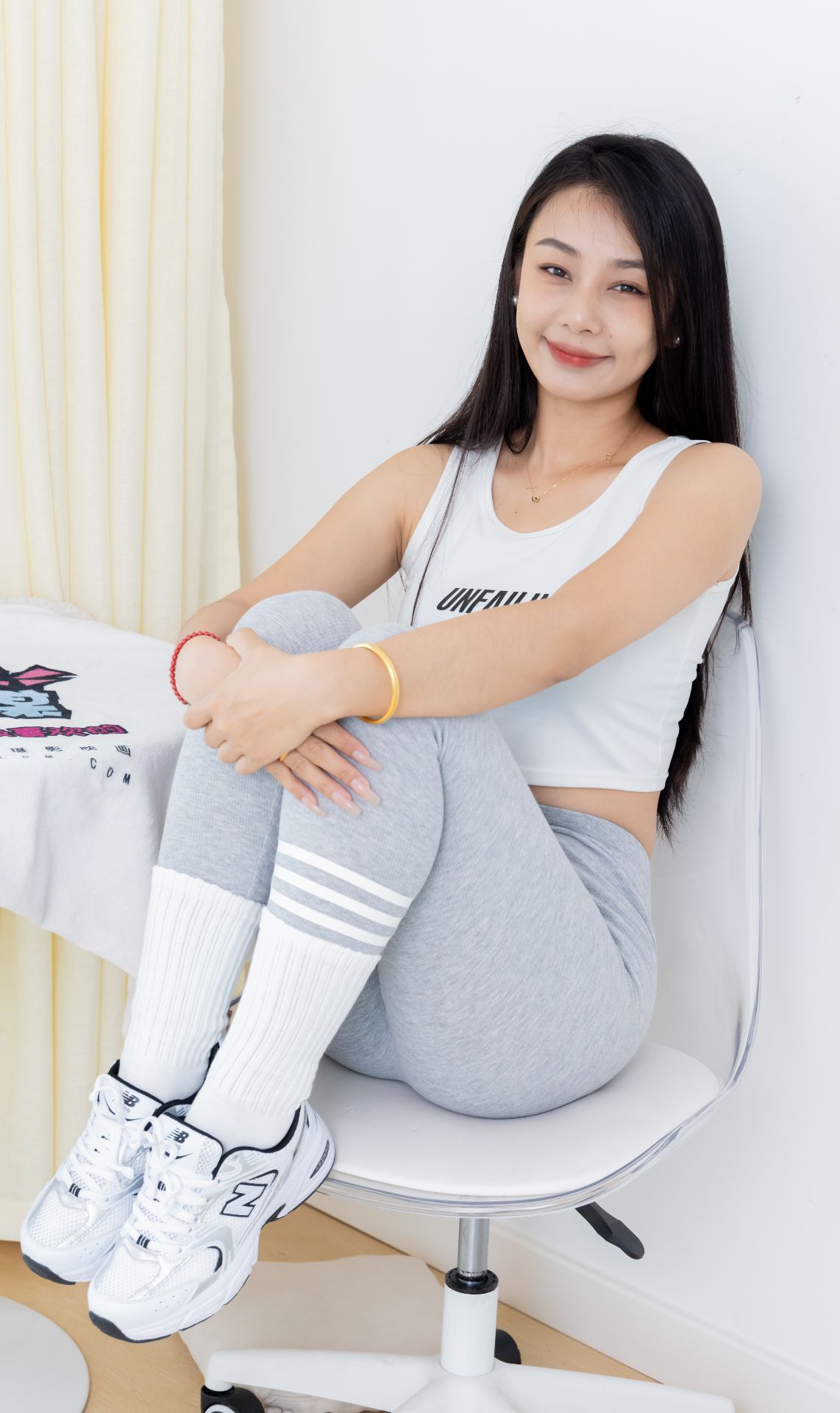 物恋2417期：岚岚-运动鞋、白棉袜、瑜伽裤、模特鞋子和棉袜分别踩香蕉、汉堡、薯条、模拟炒菜剧情(150p/1v/3.77GB)插图