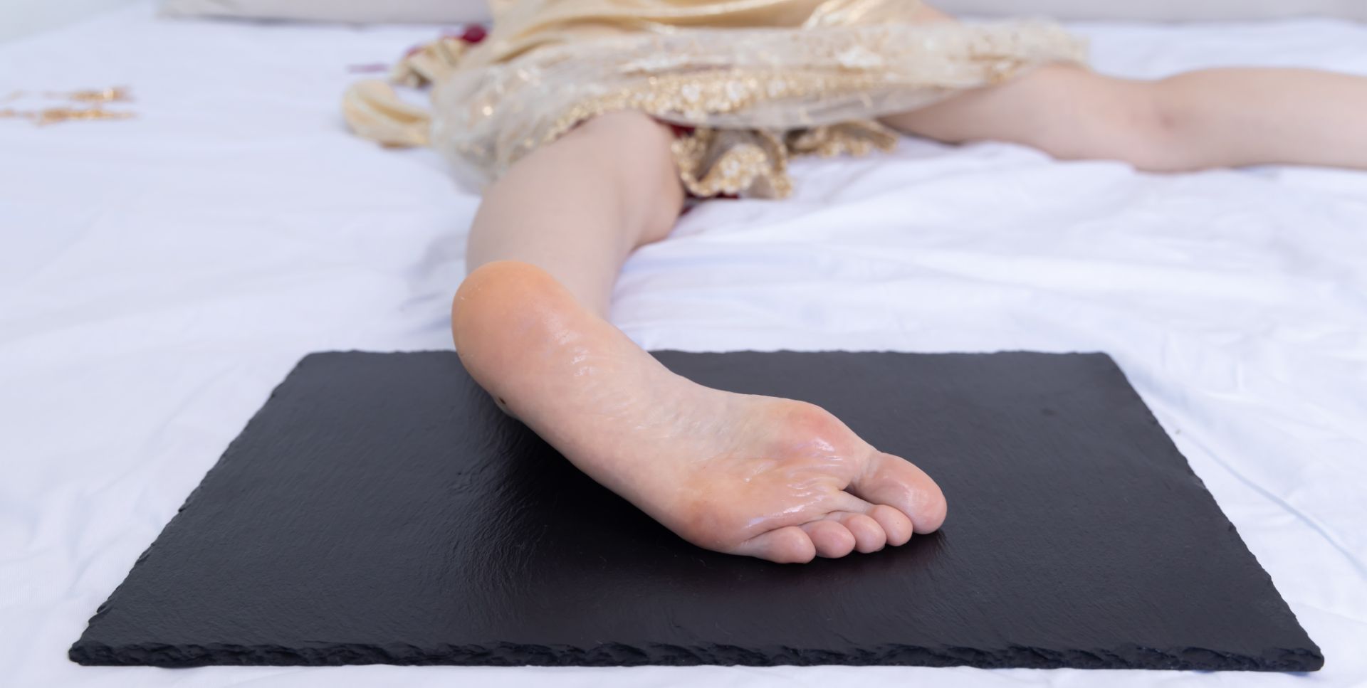 物恋2472期：菜菜-高跟鞋、薄白丝（脚尖加固款）、裸足、裸足涂精油带脚链和切糕摆盘剧情[265P/1V/5.24GB]插图2