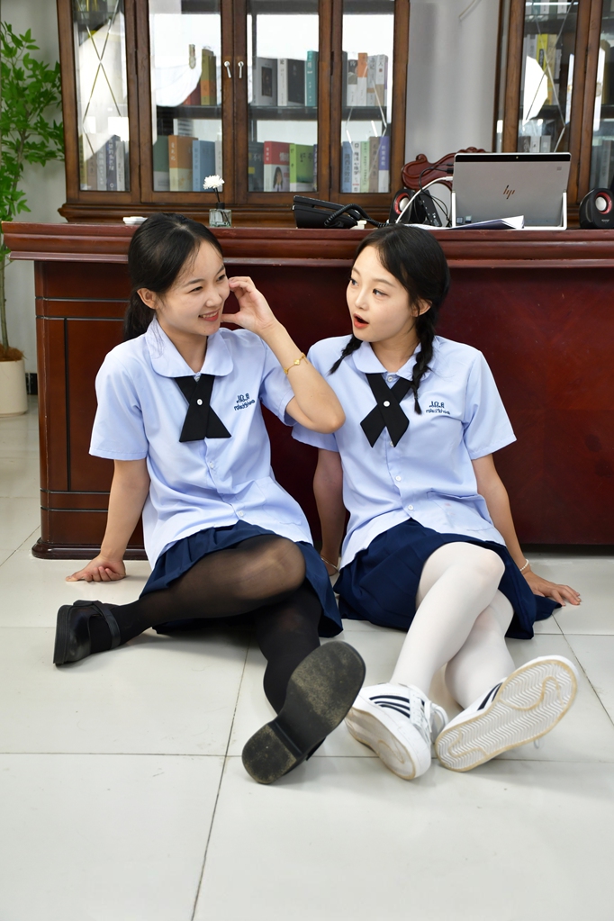 初夏女神640期花絮版双双、芸芸~《祖穿今时》曾曾曾祖母穿来2025，瞅着当下短裙，满脸嫌弃说不妥[140P/1V/6.7G]插图3