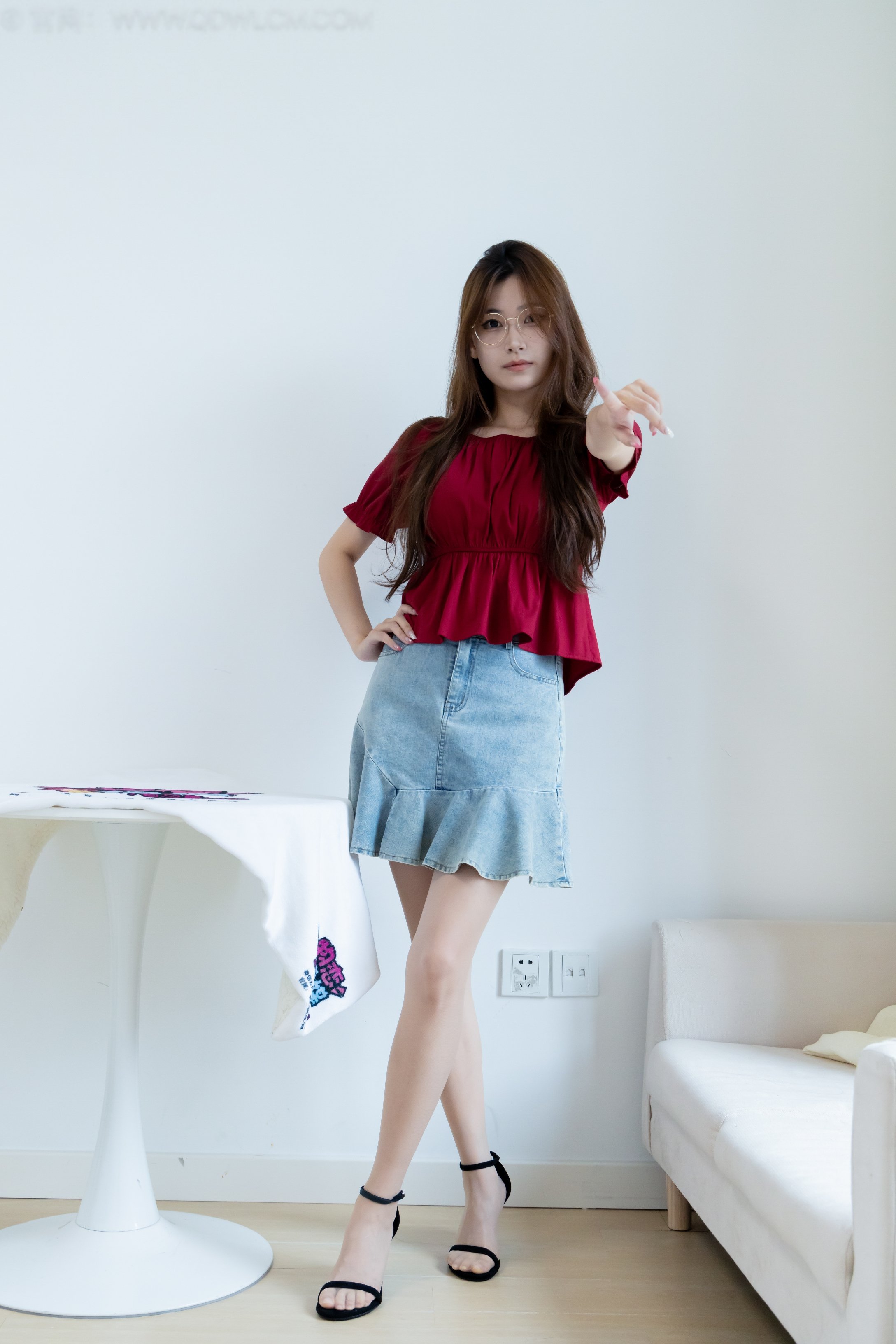 勿恋传媒 2522期：贝壳-三双高跟鞋、薄肉丝（脚尖透明款）、裸足、视频为超近景特写[159P/1V/6.41GB]插图2