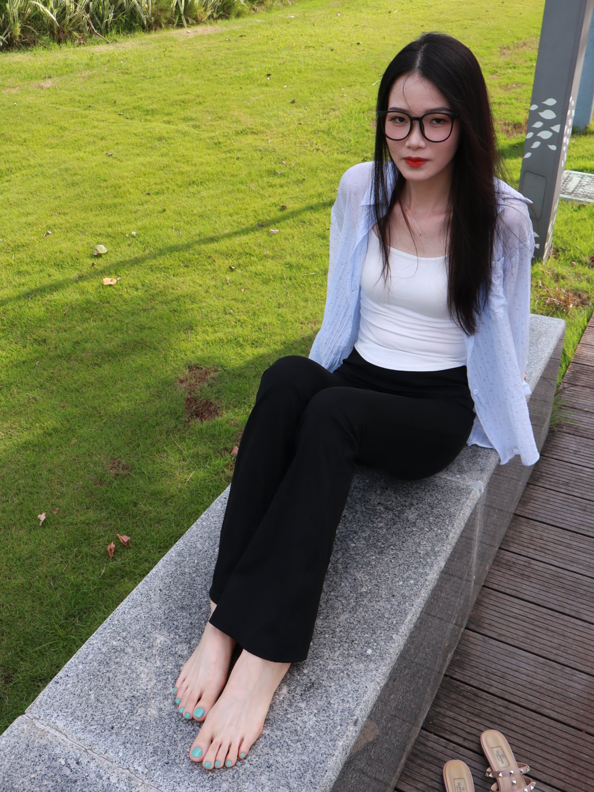 黑框眼镜小妹 裸足 某个人摄影师原创约拍 17号作品 [284P/37V/6.6G]插图1