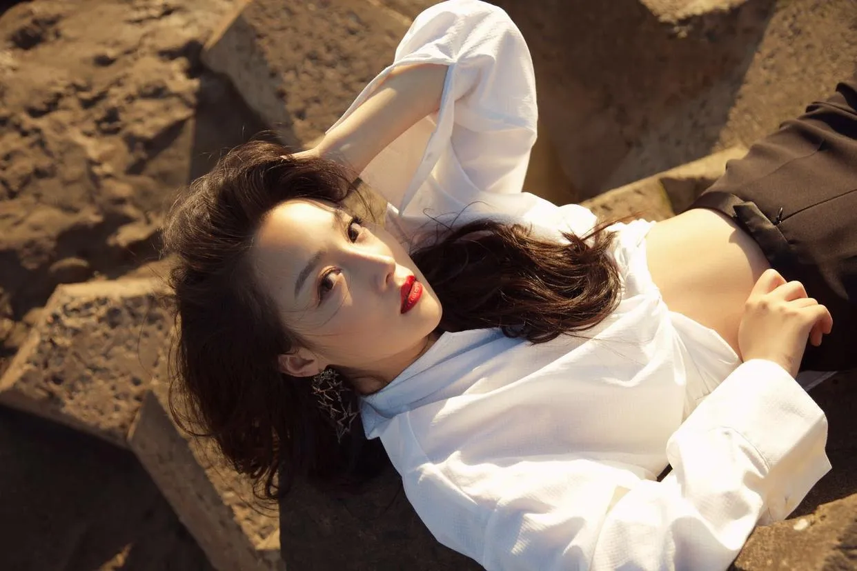 旅行拍照也有万能姿势,8个实用姿势,拍出漂亮旅行人像作品插图7 旅行拍照也有万能姿势,8个实用姿势,拍出漂亮旅行人像作品插图7