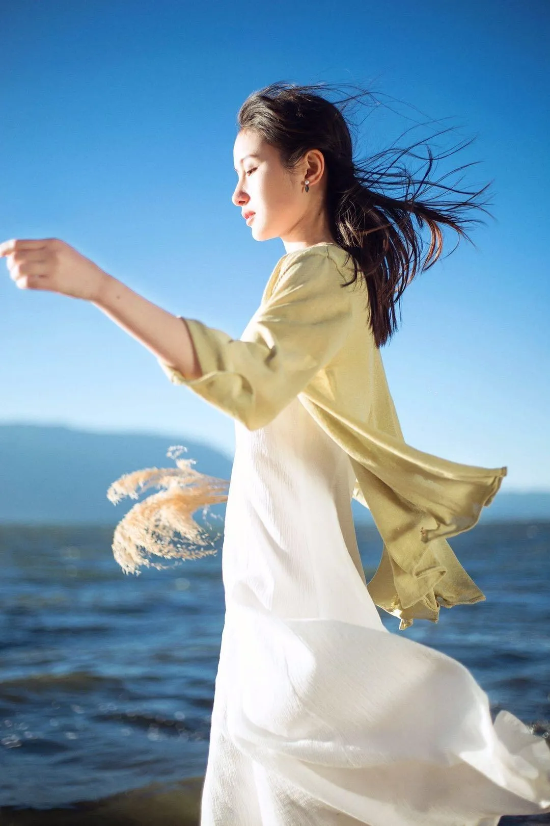 旅行拍照也有万能姿势,8个实用姿势,拍出漂亮旅行人像作品插图2 旅行拍照也有万能姿势,8个实用姿势,拍出漂亮旅行人像作品插图2