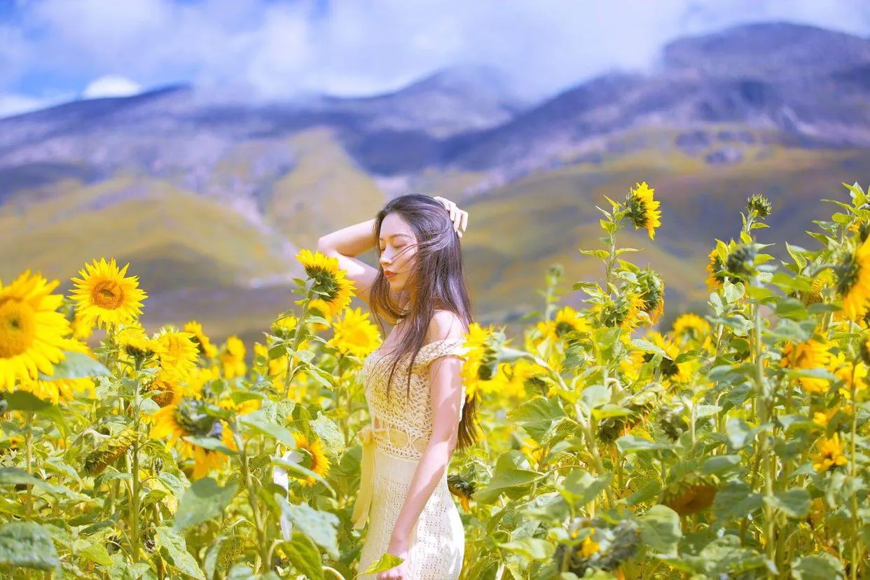 解锁花海人像拍照姿势,简单易学的7个姿势,帮你拍出高质量作品插图6 解锁花海人像拍照姿势,简单易学的7个姿势,帮你拍出高质量作品插图6