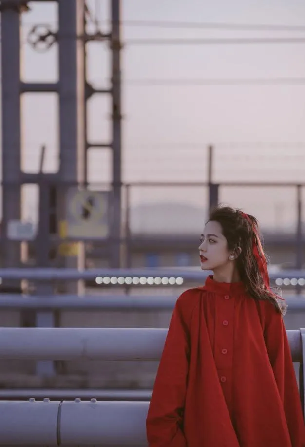 旅行拍照也有万能姿势,8个实用姿势,拍出漂亮旅行人像作品插图5 旅行拍照也有万能姿势,8个实用姿势,拍出漂亮旅行人像作品插图5